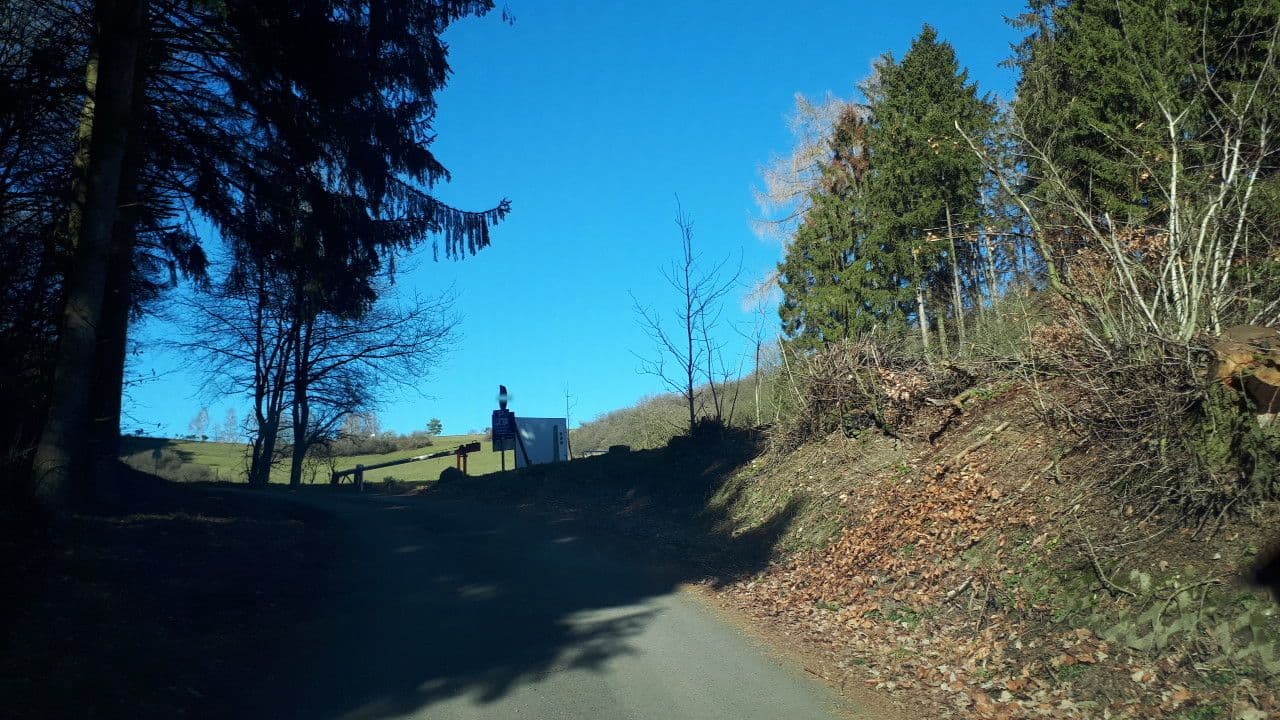 Street view near Wohnmobil-Stellplatz Pulvermaar Camping, Gillenfeld — © elle (CC BY-SA · Mapillary)