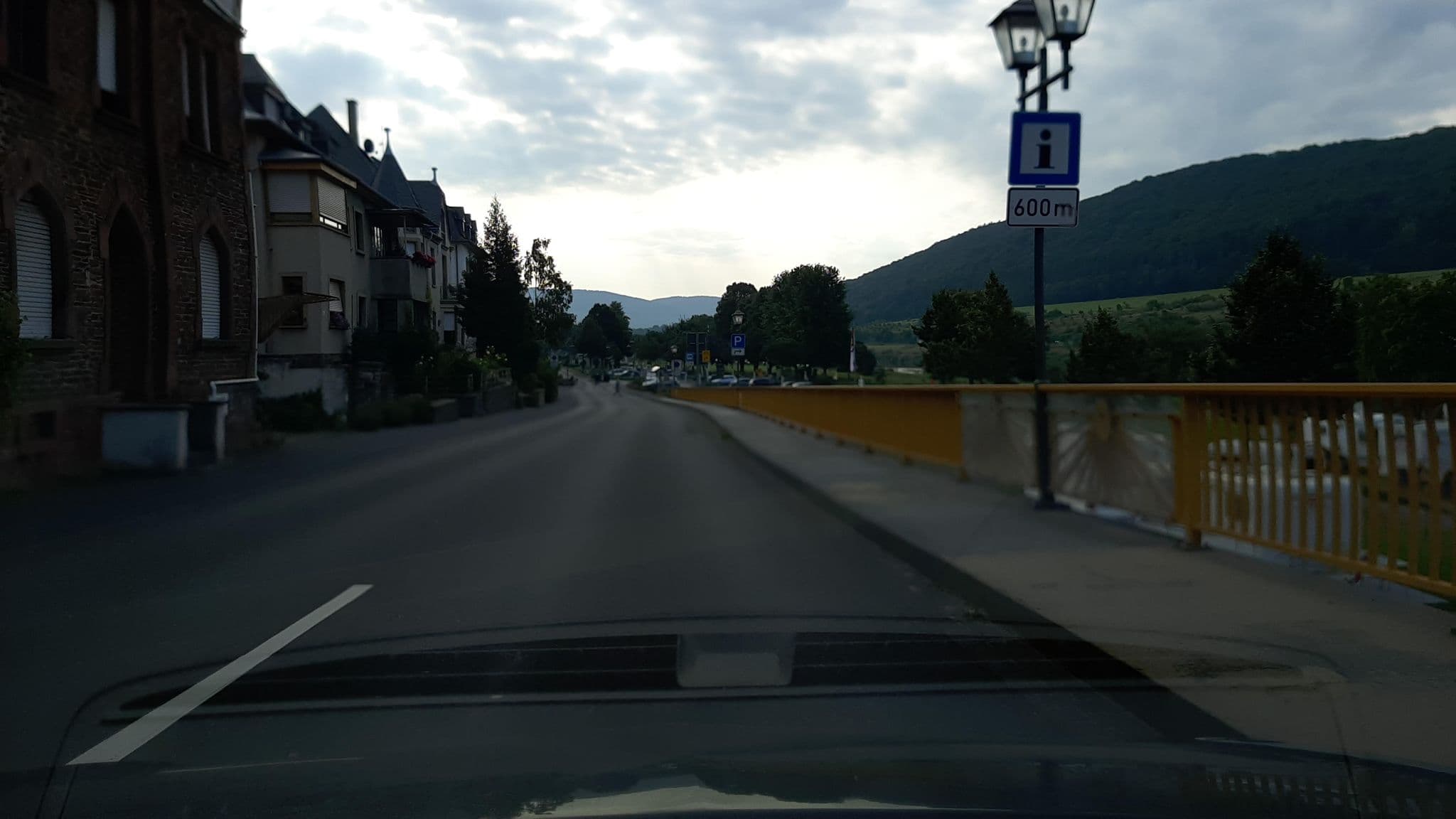 Street view near Wohnmobilstellplatz an der Brücke in Zeltingen, Zeltingen-Rachtig — © Lowiekse (CC BY-SA · Mapillary)