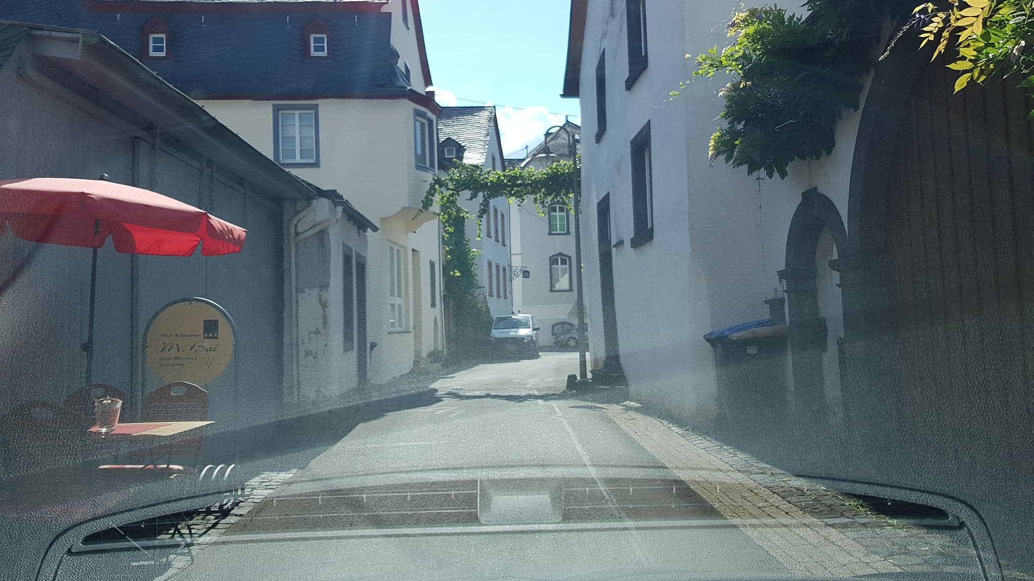 Street view near Wein- und Gästehaus M. Bai, Ediger-Eller — © Lowiekse (CC BY-SA · Mapillary)