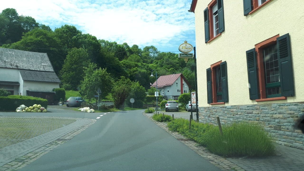 Street view near Landhaus Schend, Gillenfeld — © elle (CC BY-SA · Mapillary)