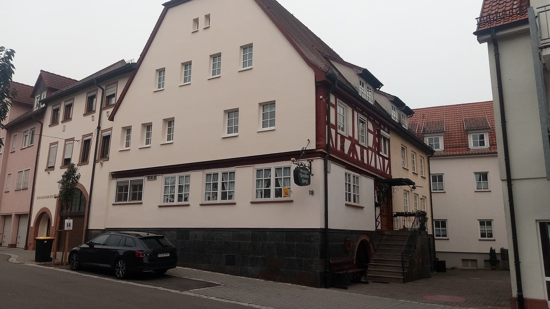 Pension Römischer König (via Wikimedia Commons, CC BY 3.0)