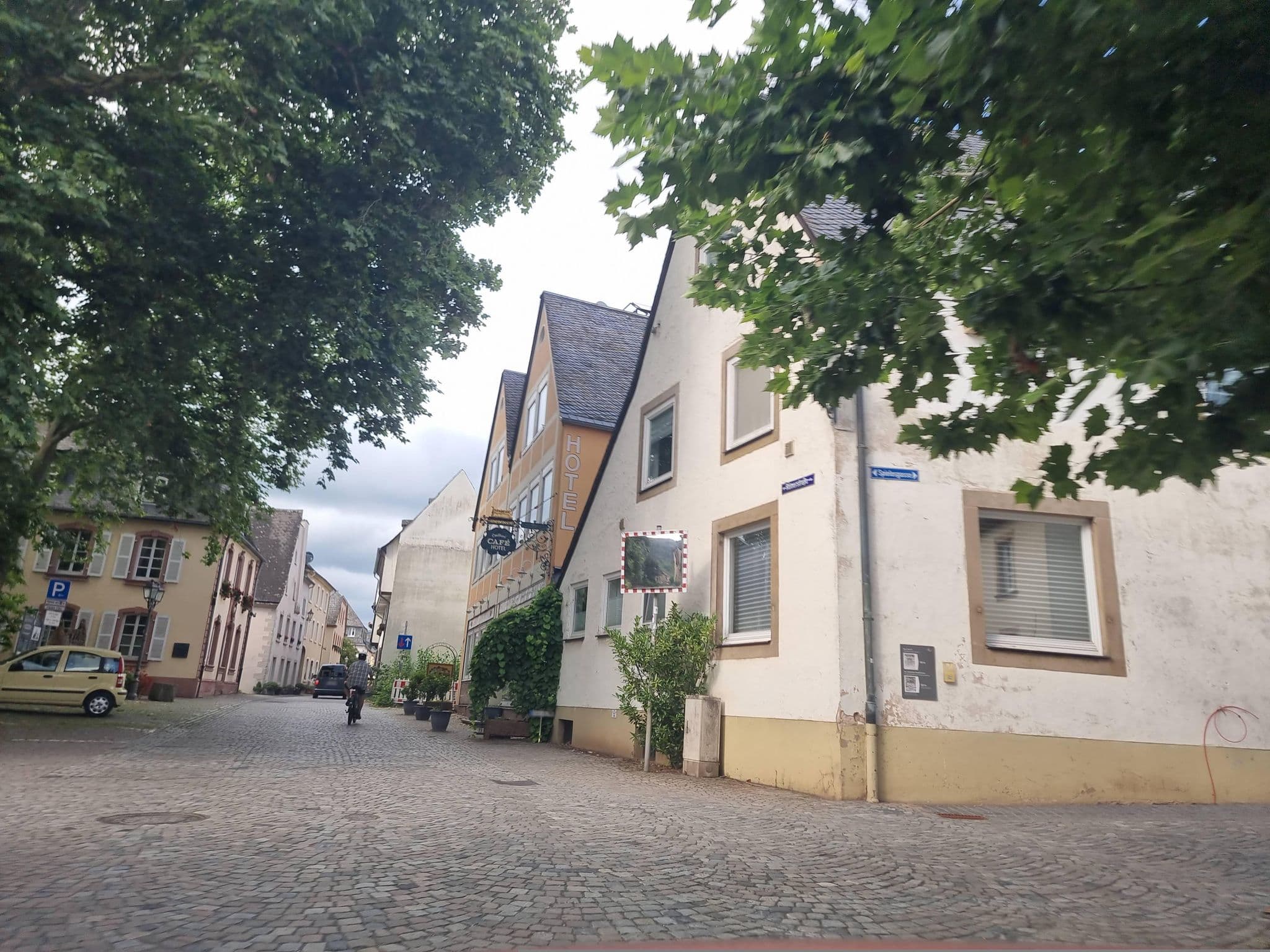 Street view near Gästehaus Warnsberger Weinhof, Neumagen-Dhron — © ma_rt_in (CC BY-SA · Mapillary)