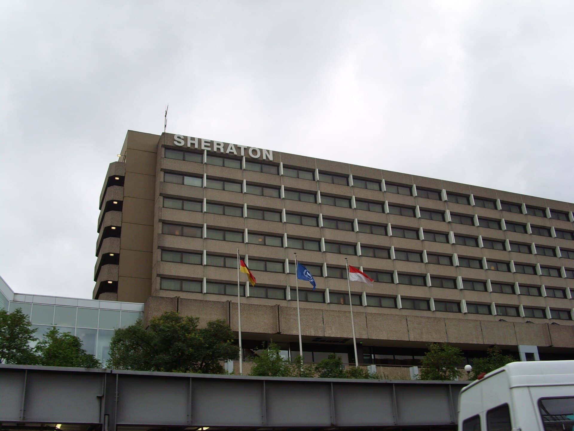 Sheraton Frankfurt Airport Hotel (via Wikimedia Commons, CC BY-SA 2.5)