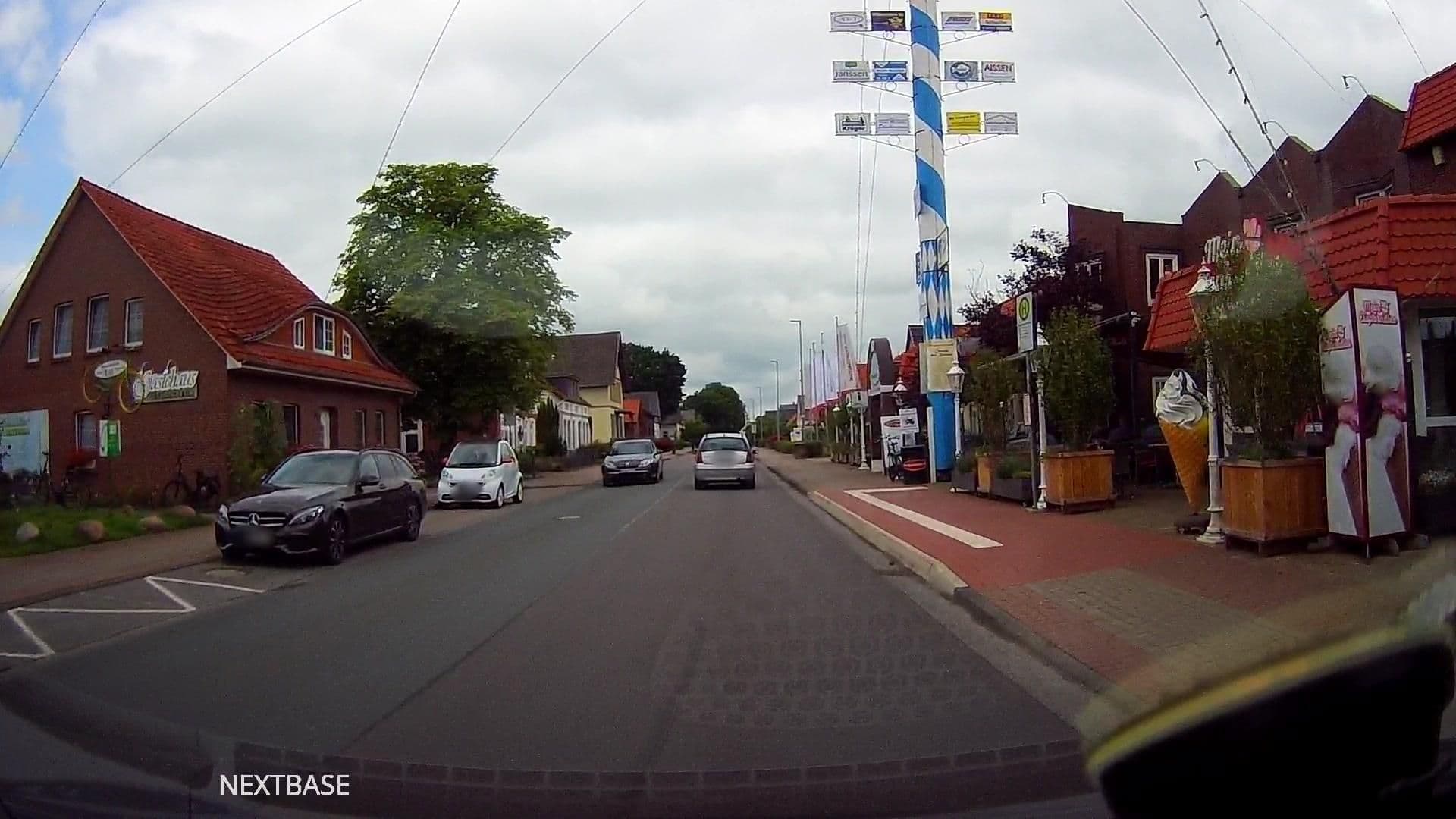 Street view near Landhotel Butjadinger Tor, Nordenham — © derlipper (CC BY-SA · Mapillary)
