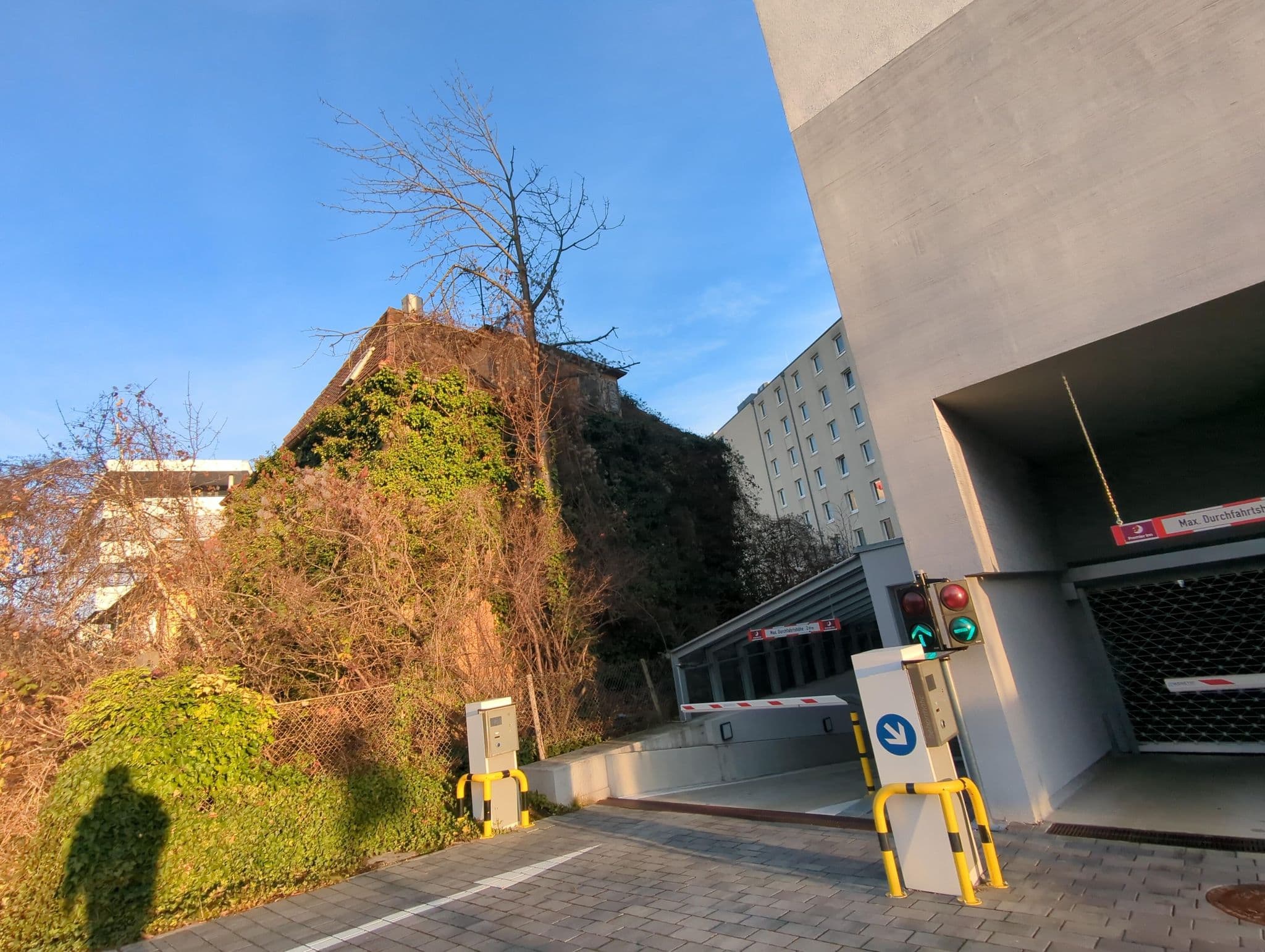 Street view near Premier Inn - Stuttgart Feuerbach Hotel, Stuttgart Feuerbach — © ente (CC BY-SA · Mapillary)