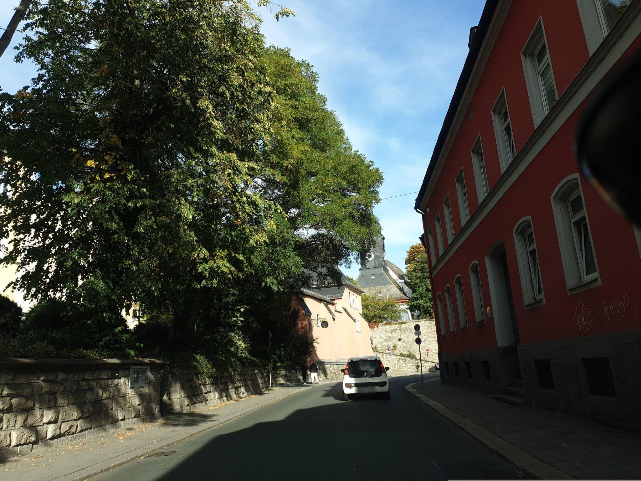 Street view near Hotel Strauss Gästehaus, Hof — © canislupus (CC BY-SA · Mapillary)