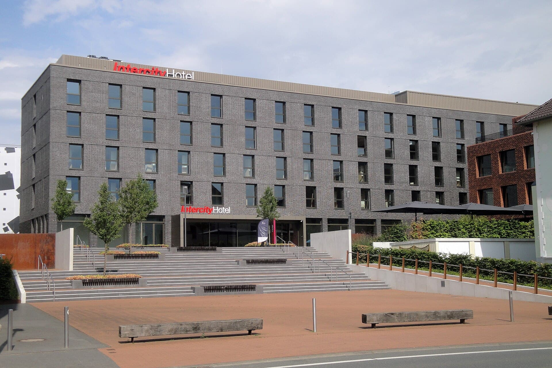 IntercityHotel Herford (via Wikimedia Commons, CC BY-SA 4.0)