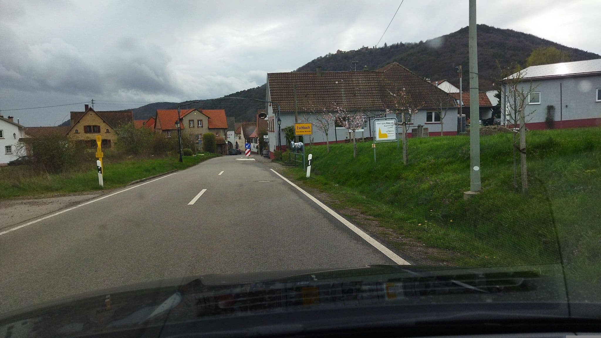 Street view near Weingut Ehrhart, Ilbesheim — © changchun1 (CC BY-SA · Mapillary)