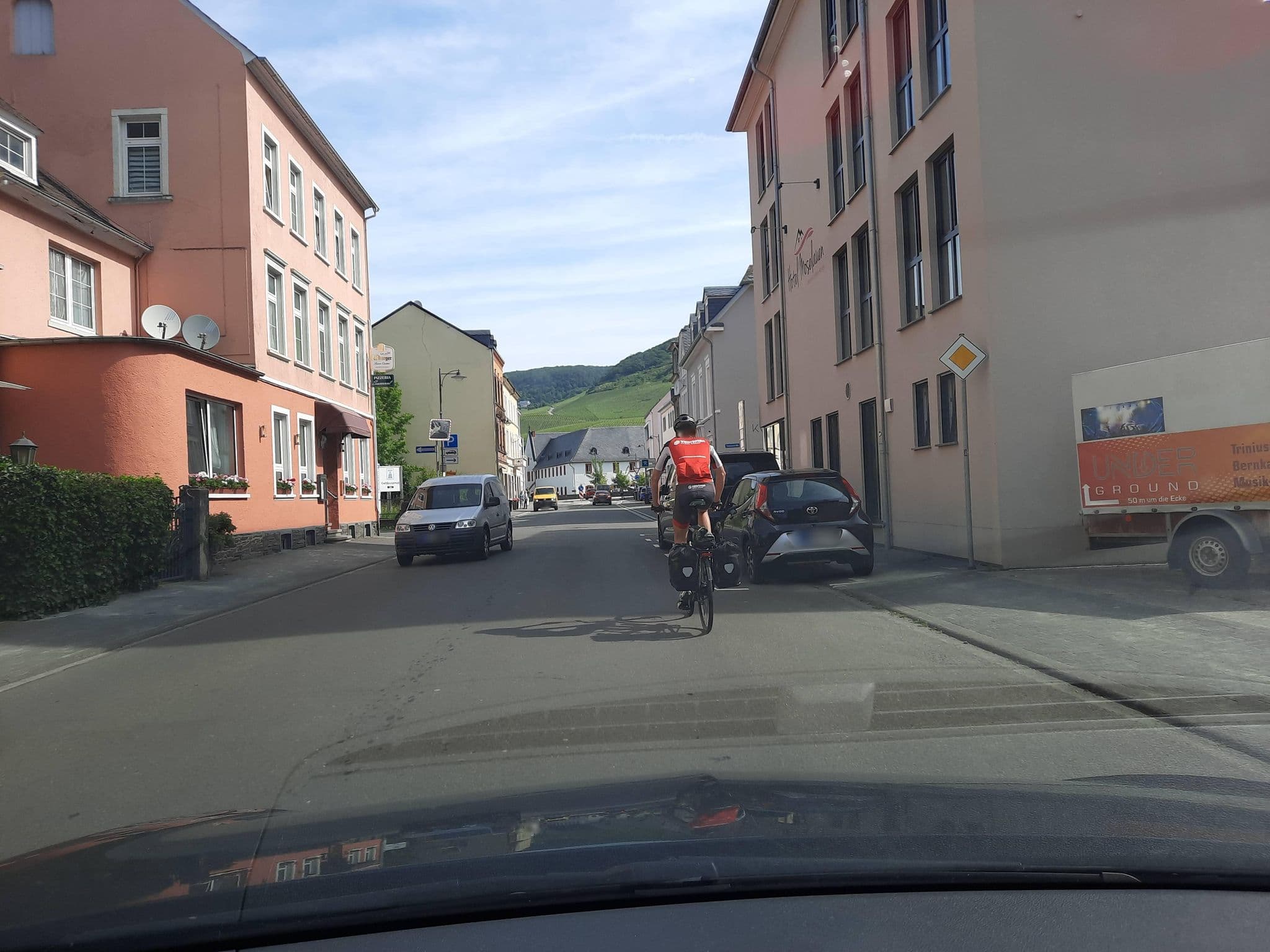 Street view near Hotel Moselauen, Bernkastel-Kues — © Lowiekse (CC BY-SA · Mapillary)