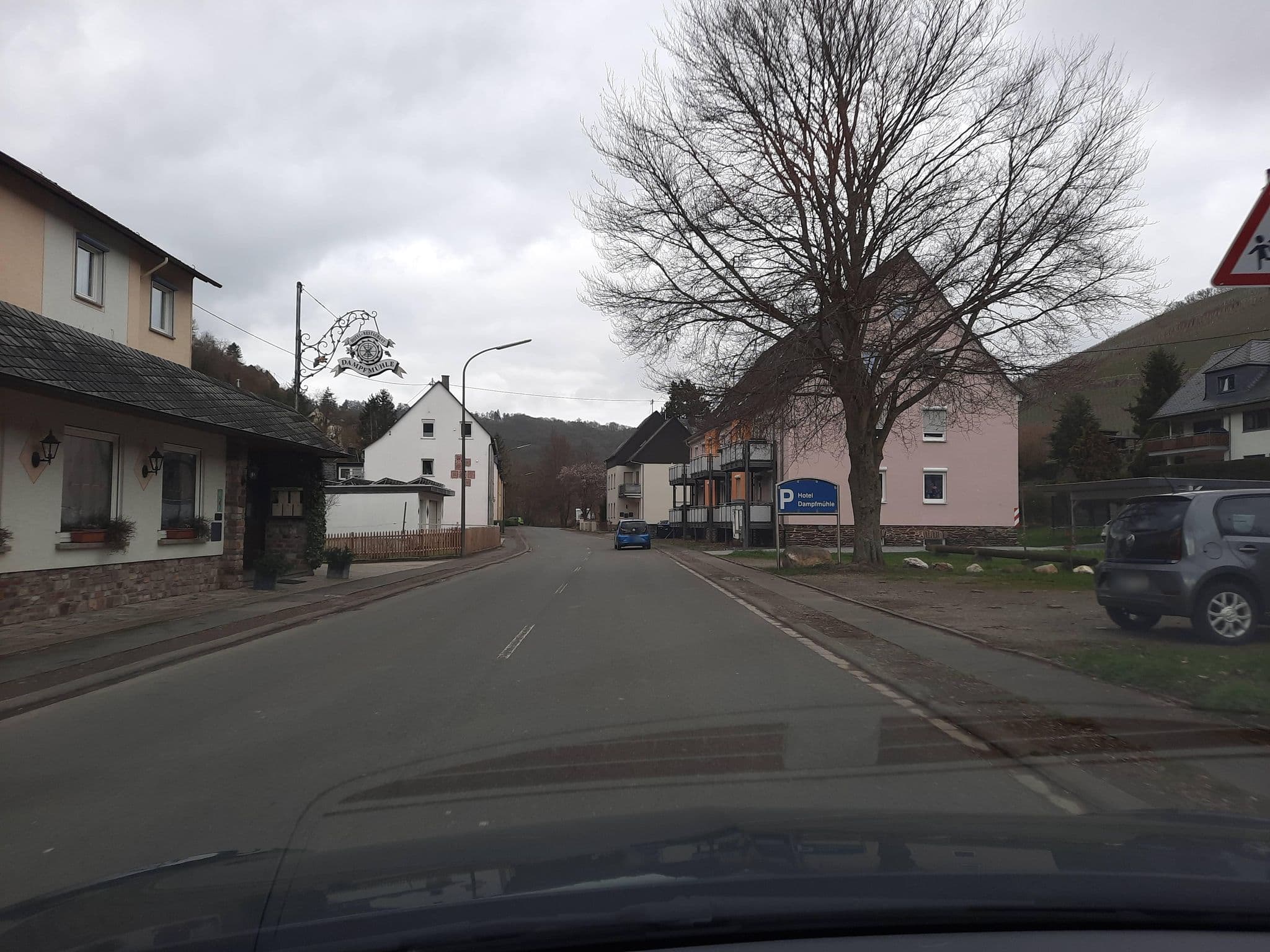 Street view near Hotel Dampfmühle;Moselromantik-Hotel Dampfmühle, Enkirch — © Lowiekse (CC BY-SA · Mapillary)