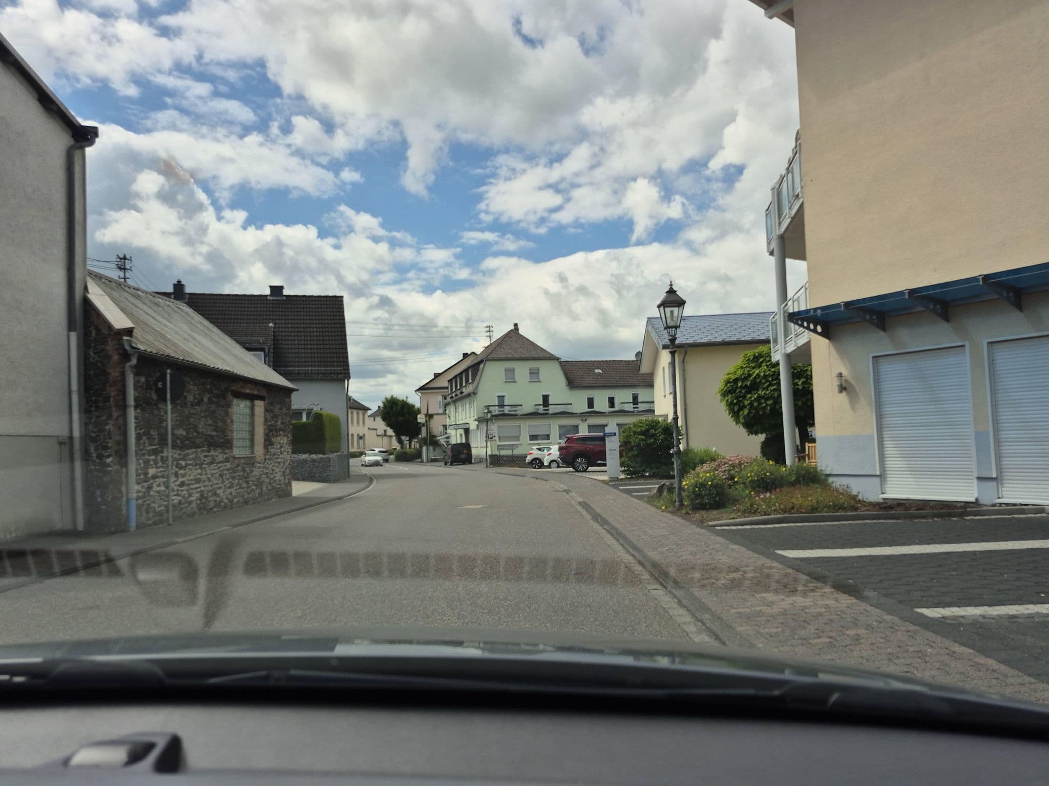 Street view near ST. Hildegard von Bingen, Wallmerod — © wizonede (CC BY-SA · Mapillary)