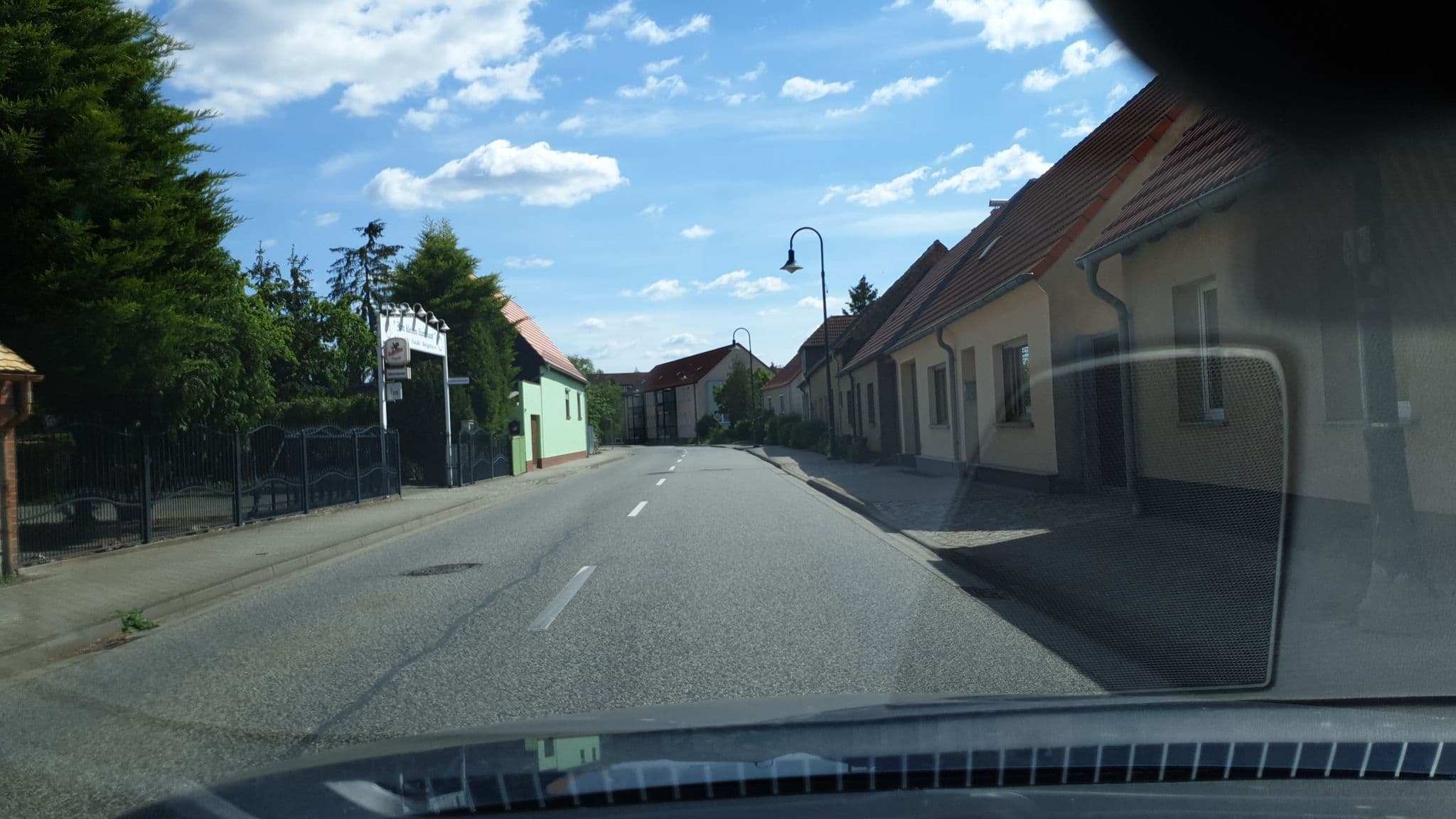 Street view near Zum kleinen Landhaus, Vockerode — © tomatsn (CC BY-SA · Mapillary)
