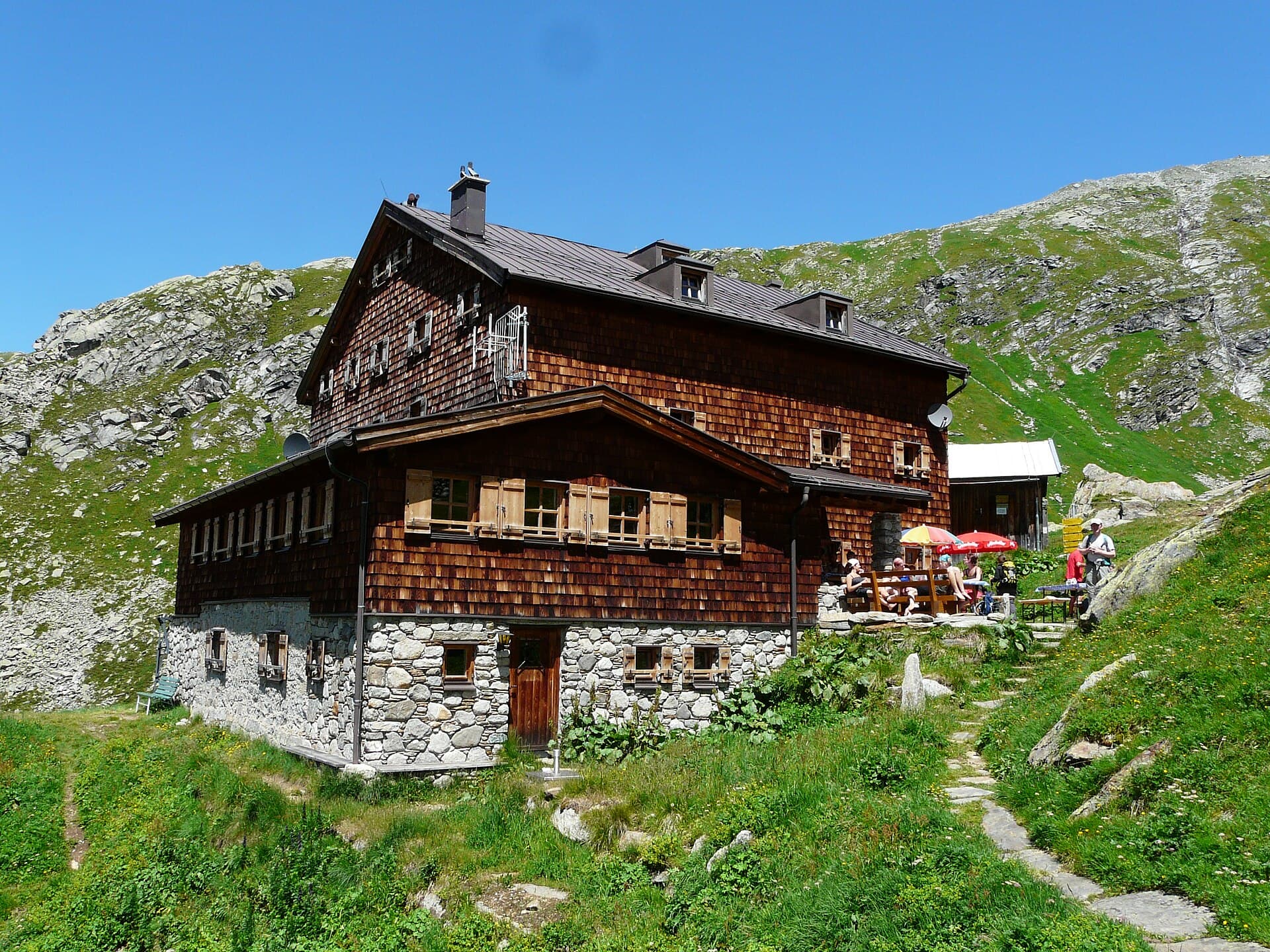 Warnsdorfer Hütte (via Wikimedia Commons, CC BY-SA 3.0)