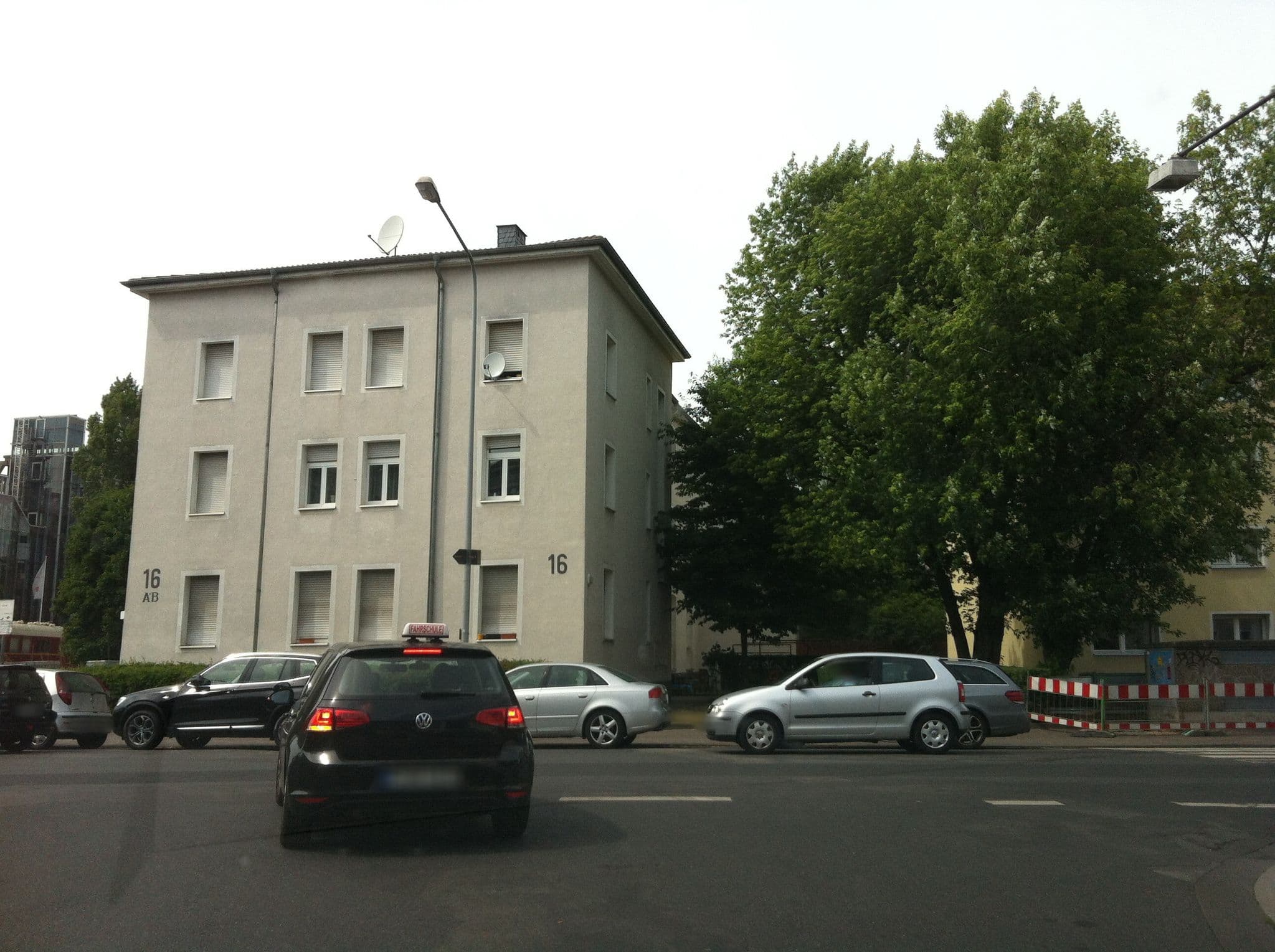 Street view near Bold Hotel Frankfurt Messe, Gallus — © dekarl (CC BY-SA · Mapillary)