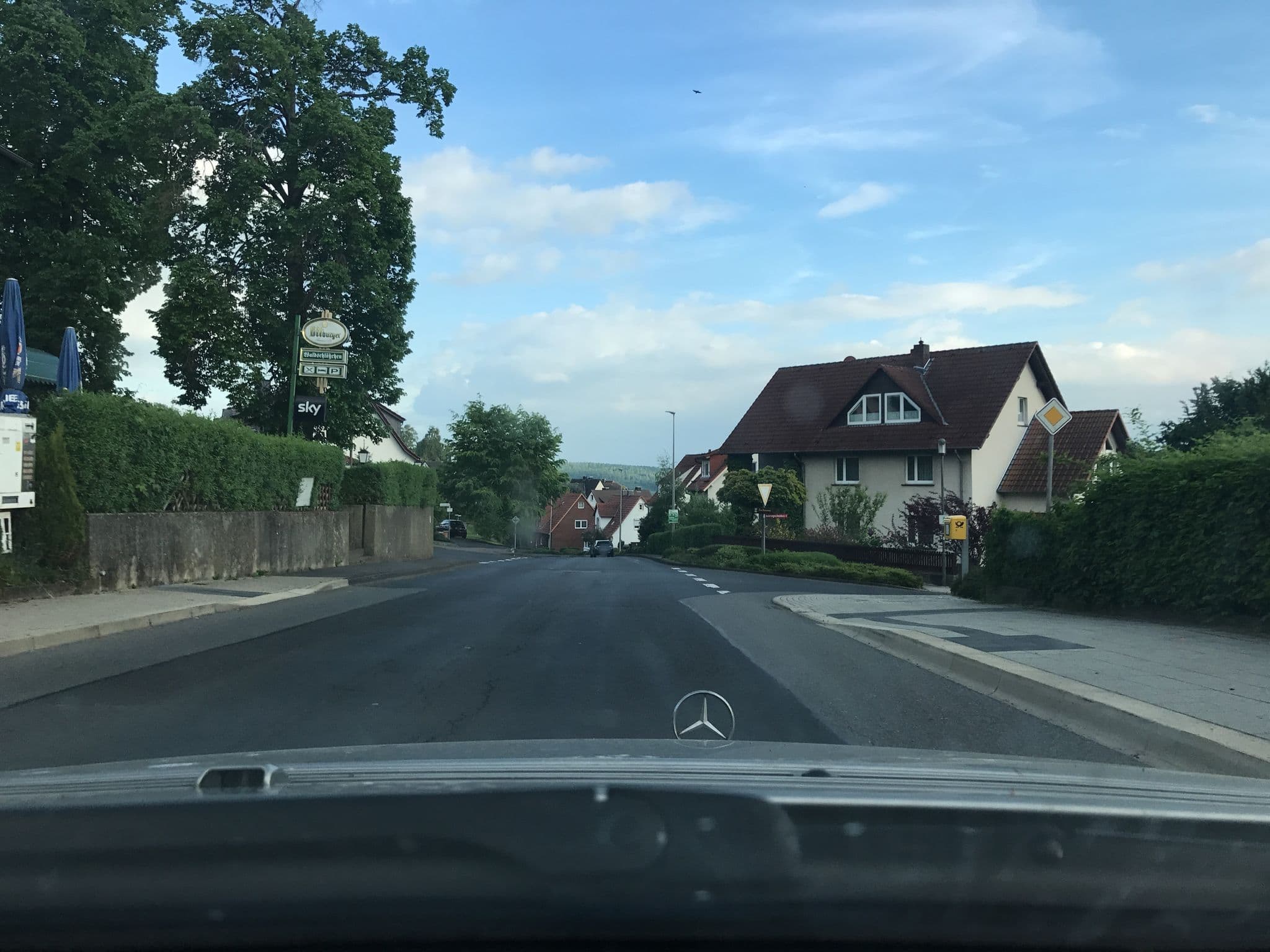 Street view near Restaurant und Pension Waldschlößchen, Lohfelden — © saschahaberkorn (CC BY-SA · Mapillary)