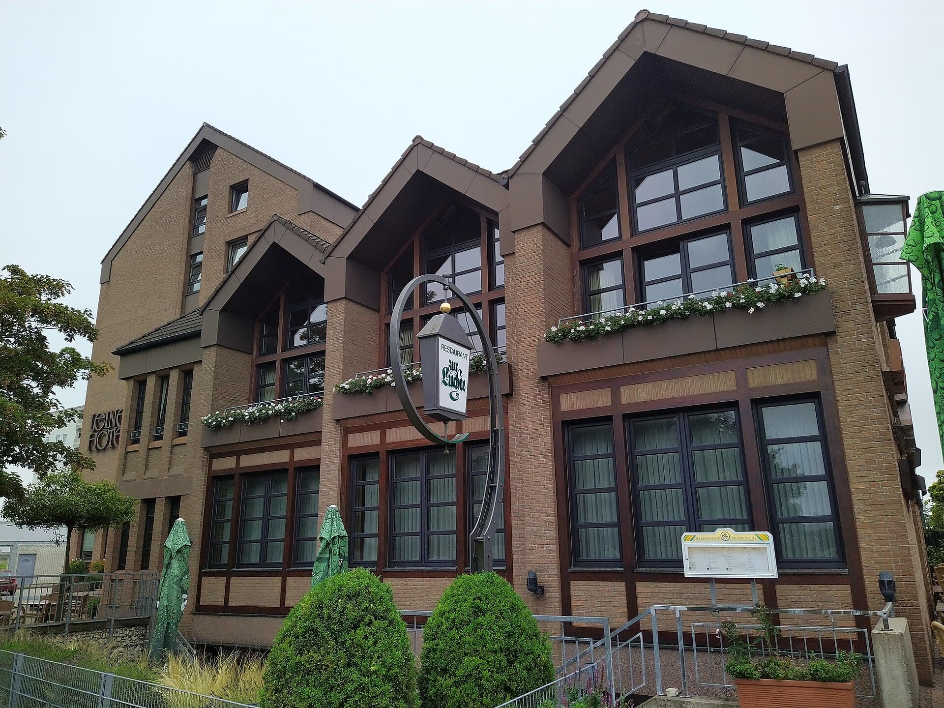 Leine Hotel (via Wikimedia Commons, CC BY 4.0)