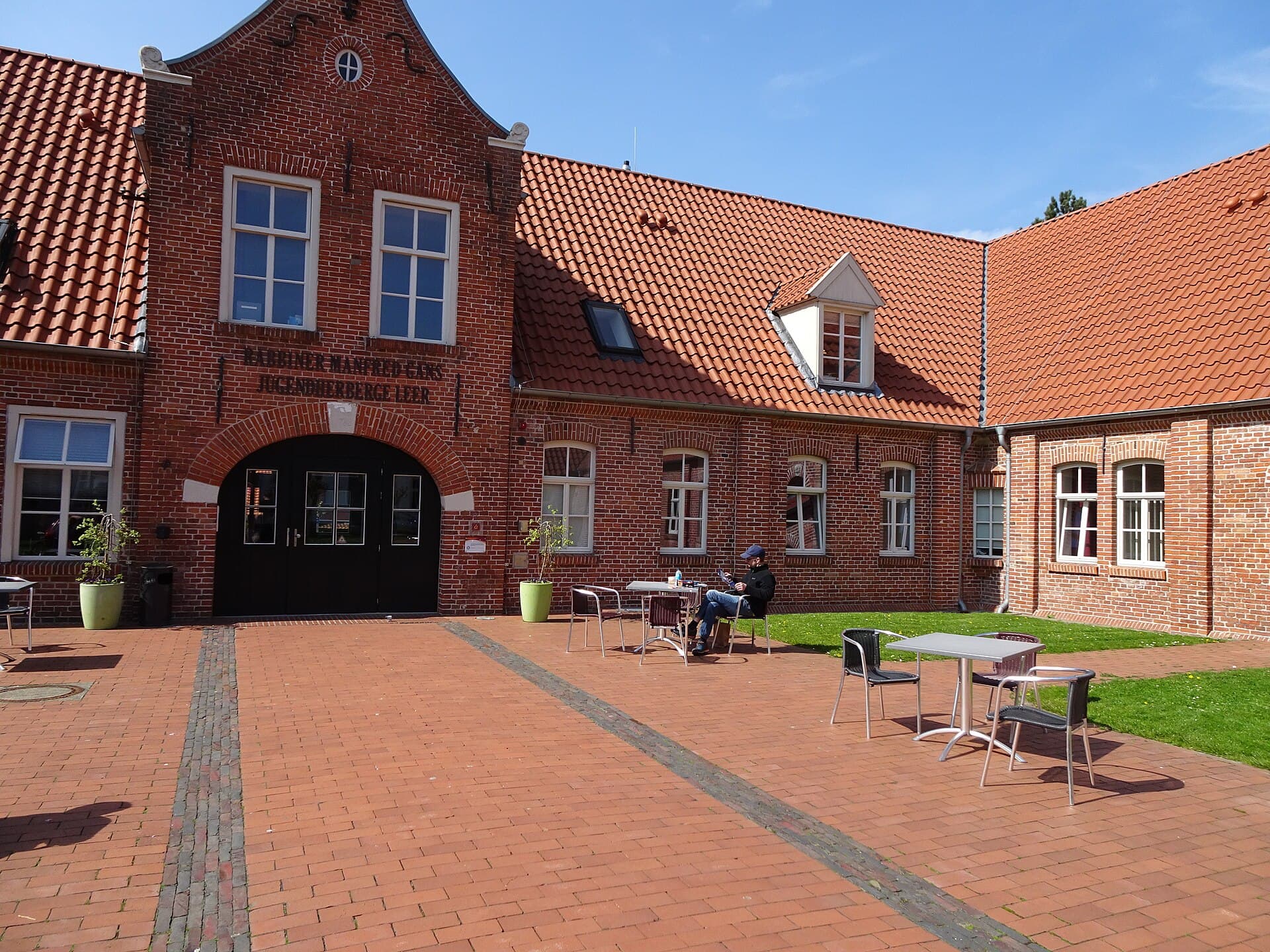 DJH Jugendherberge Leer (via Wikimedia Commons, CC BY 4.0)
