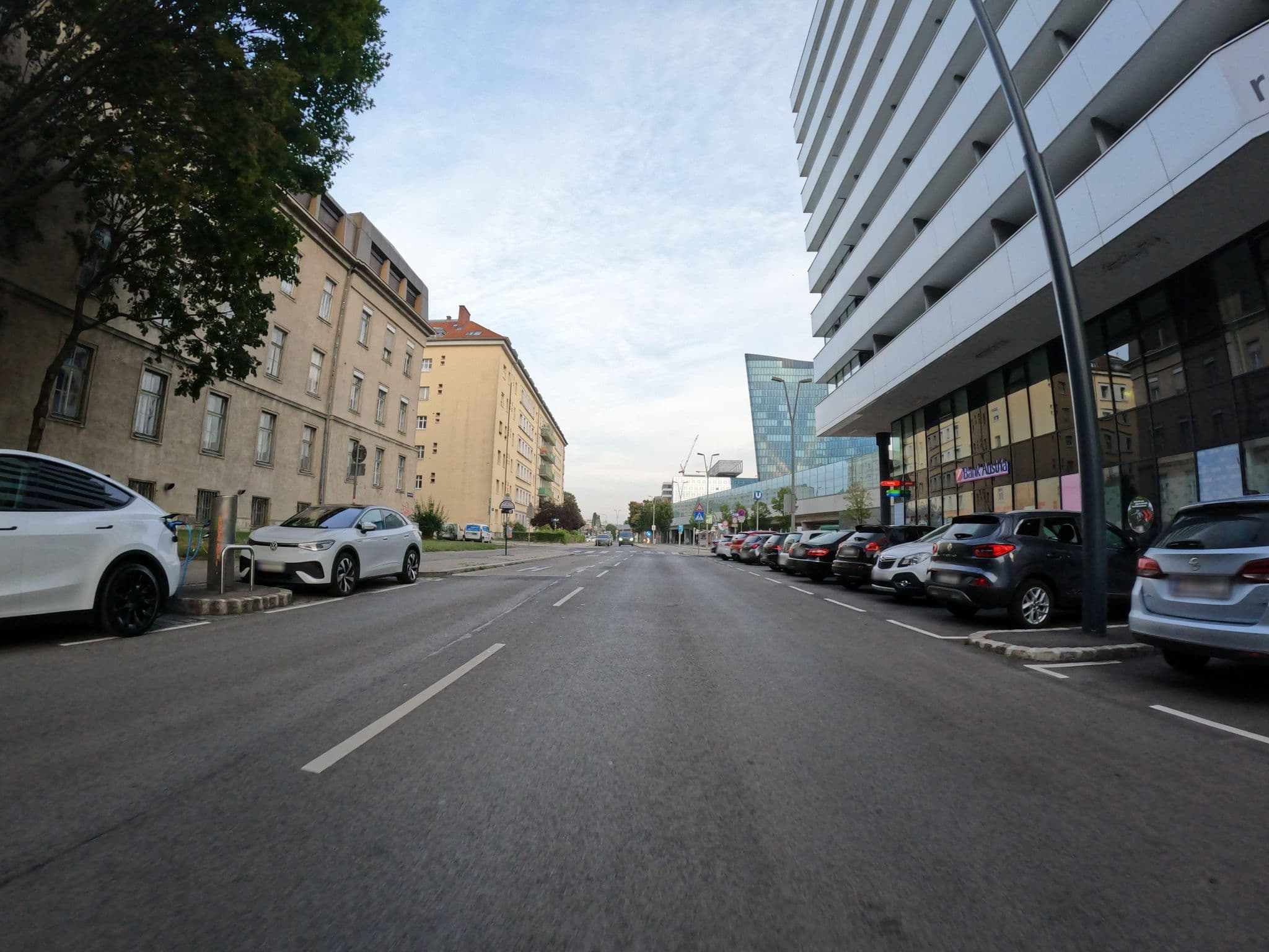 Street view near Messecarrée Nord, Landstraße — © erias (CC BY-SA · Mapillary)