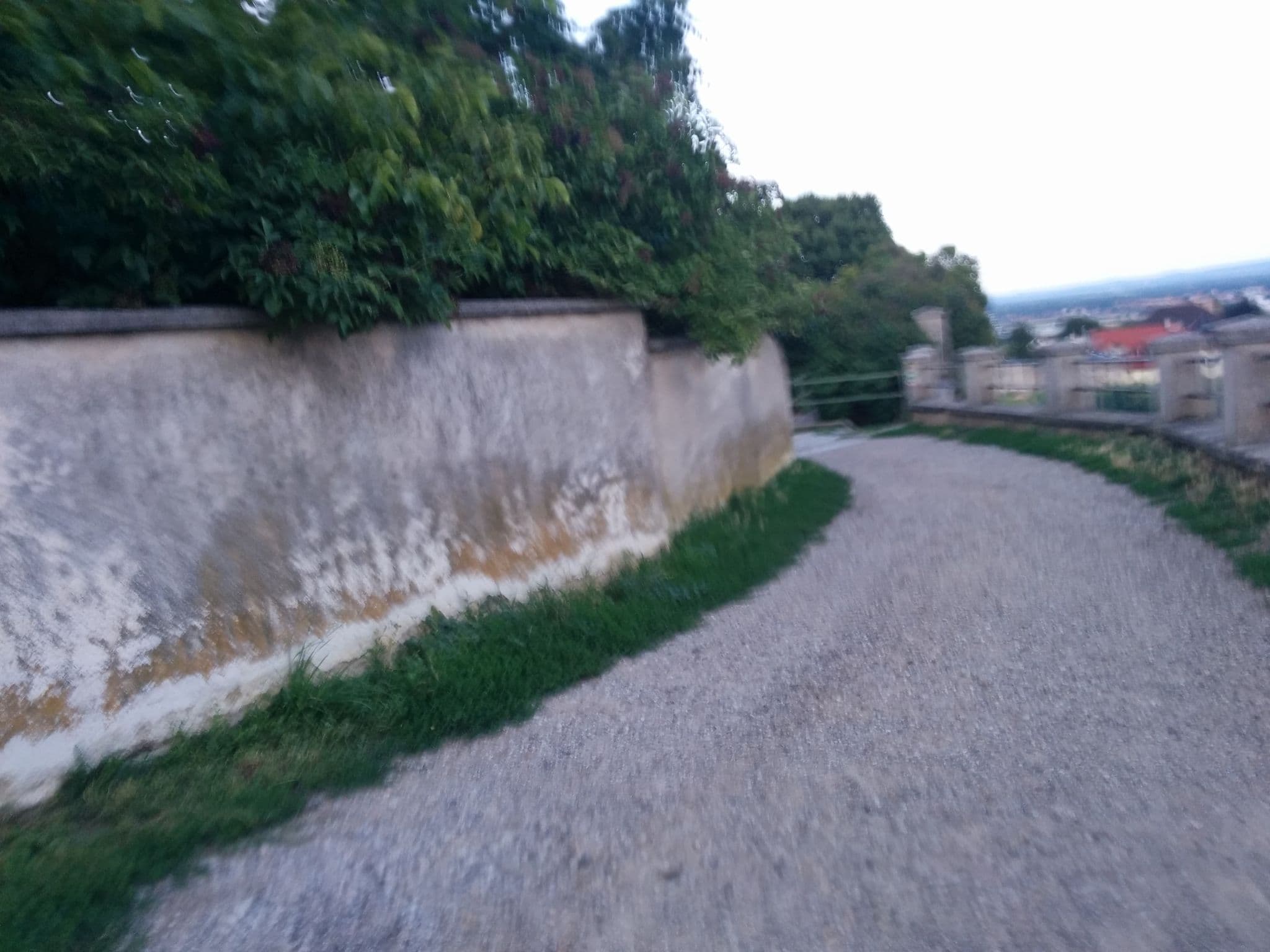 Street view near Deutschordensschloss, Gumpoldskirchen — © di0v0n (CC BY-SA · Mapillary)