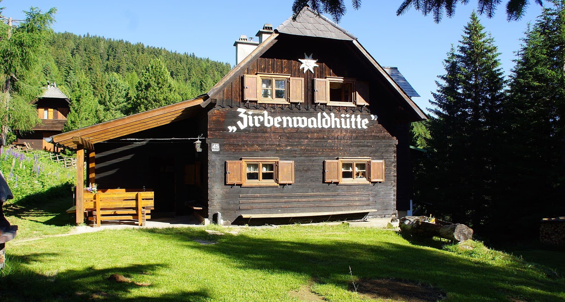 Zirbenwaldhütte (via Wikimedia Commons, CC BY-SA 4.0)