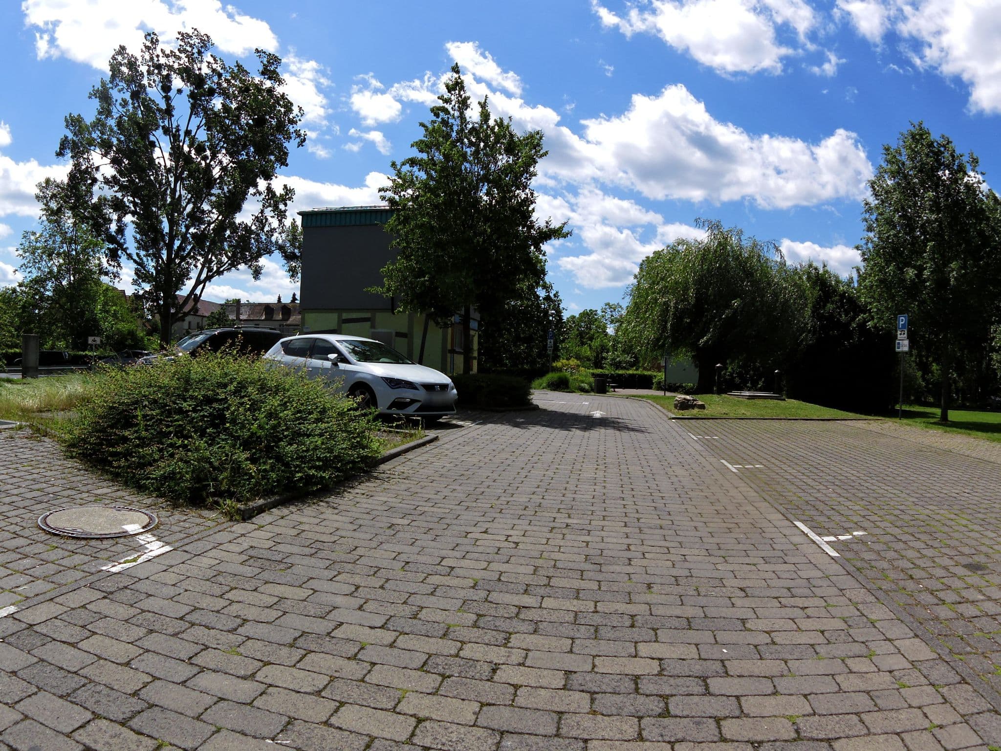 Street view near Stellplatz am Güßgraben, Margetshöchheim — © zoegglmeyr (CC BY-SA · Mapillary)