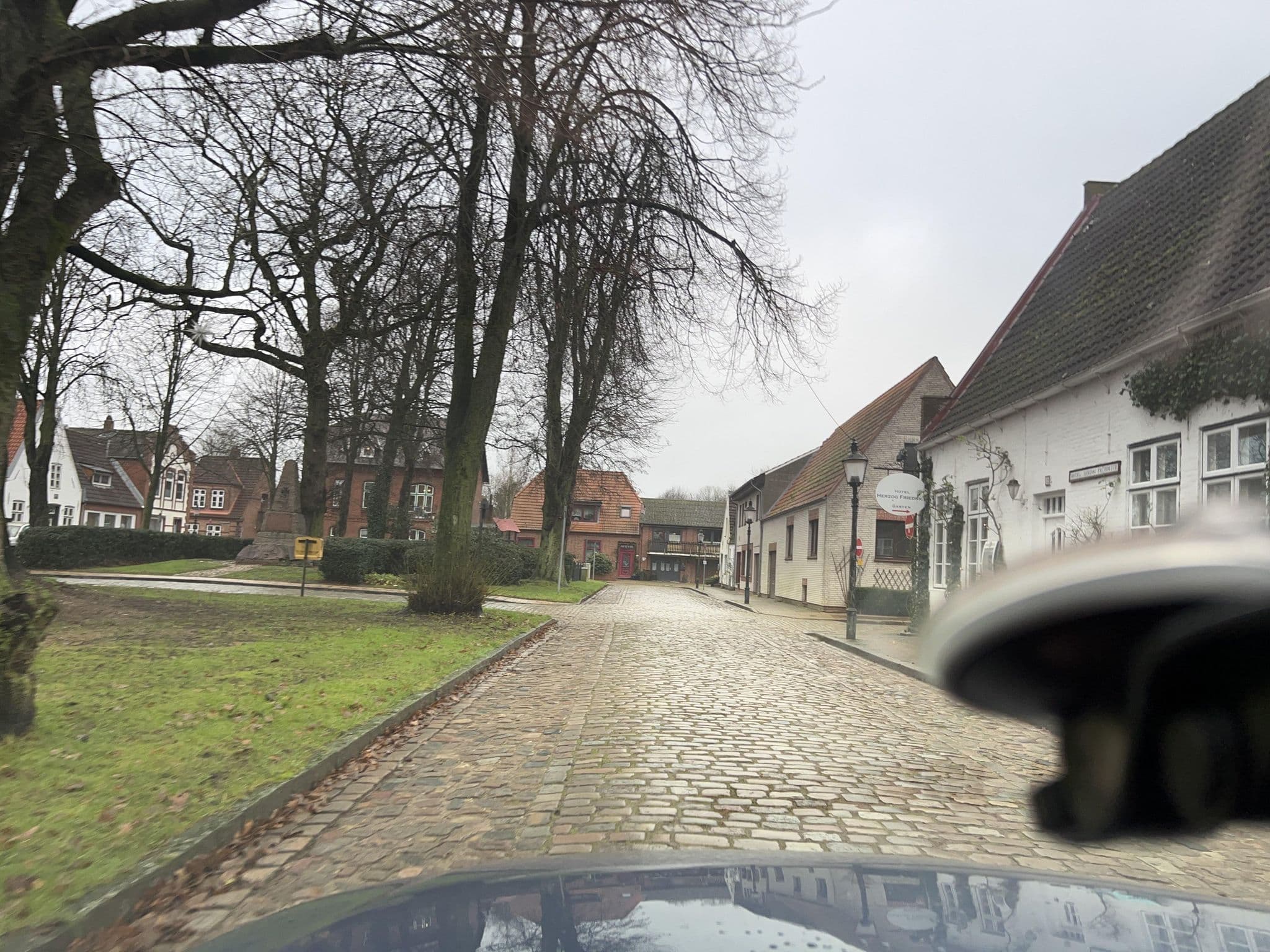 Street view near Hotel Herzog Friedrich, Lehe — © robffm (CC BY-SA · Mapillary)