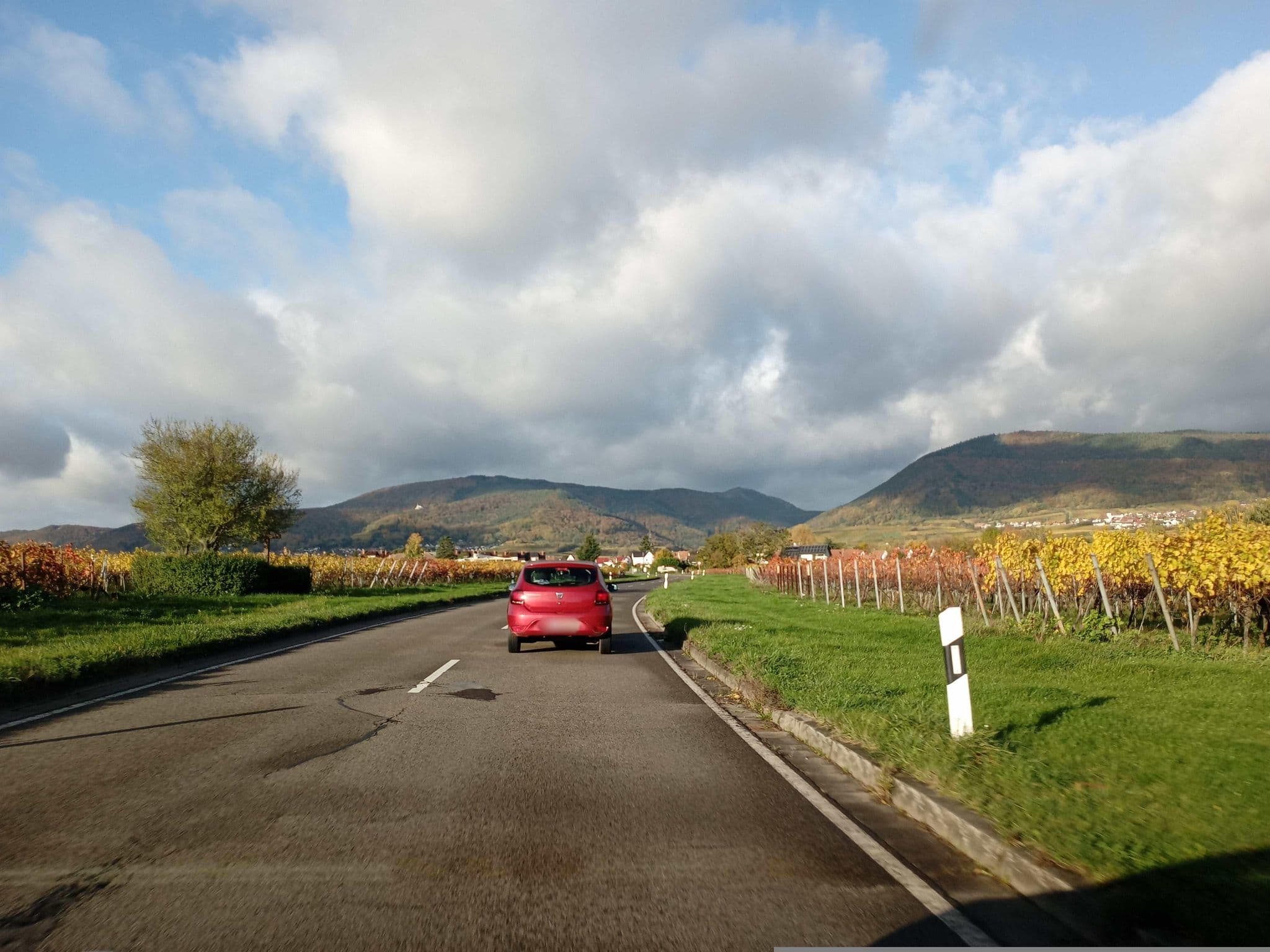 Street view near Weingut Braun Wohnmobil-Stellplatz 2, Edesheim — © atze02 (CC BY-SA · Mapillary)