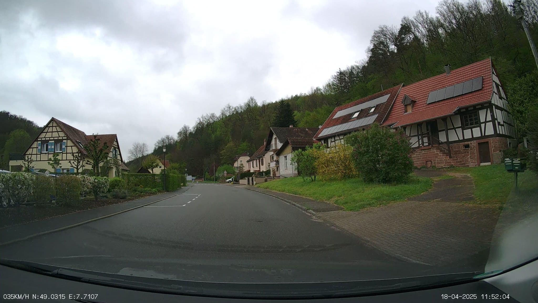Street view near Aire Au Cheval Blanc Niedersteinbach, Fischbach — © heetENkoel (CC BY-SA · Mapillary)