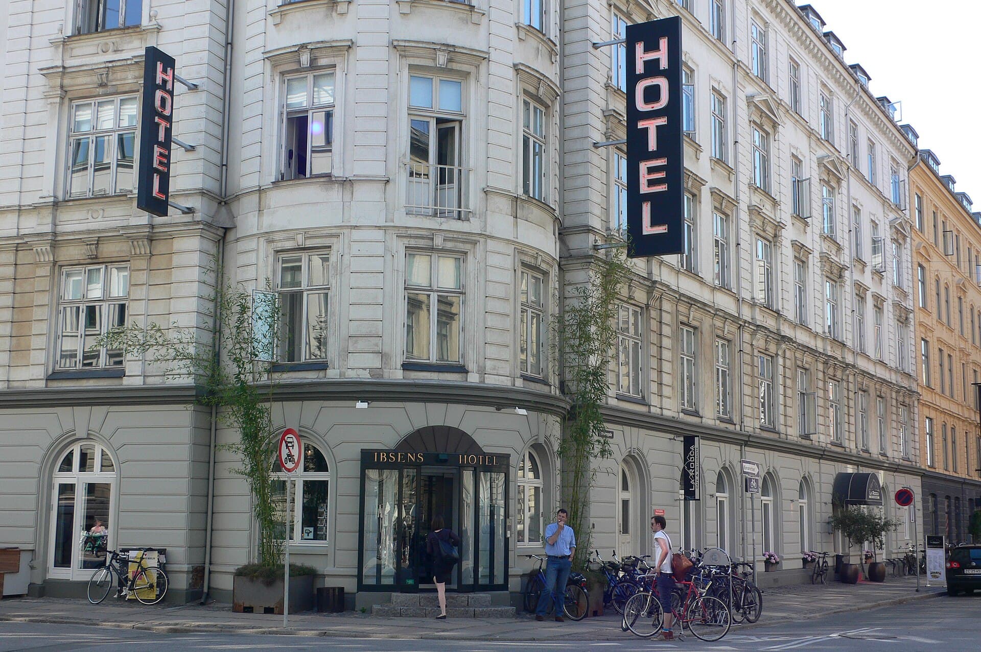 Ibsens Hotel (via Wikimedia Commons, CC BY 2.0)