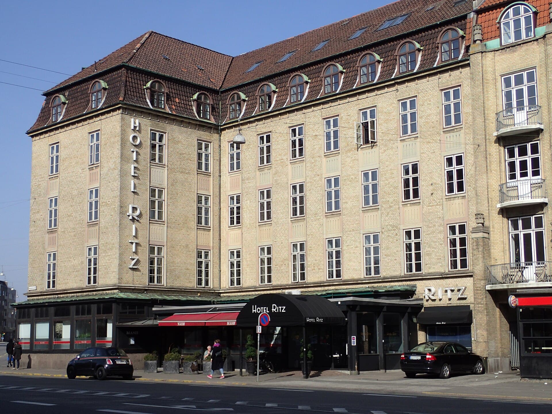 Hotel Ritz (via Wikimedia Commons, CC BY-SA 4.0)