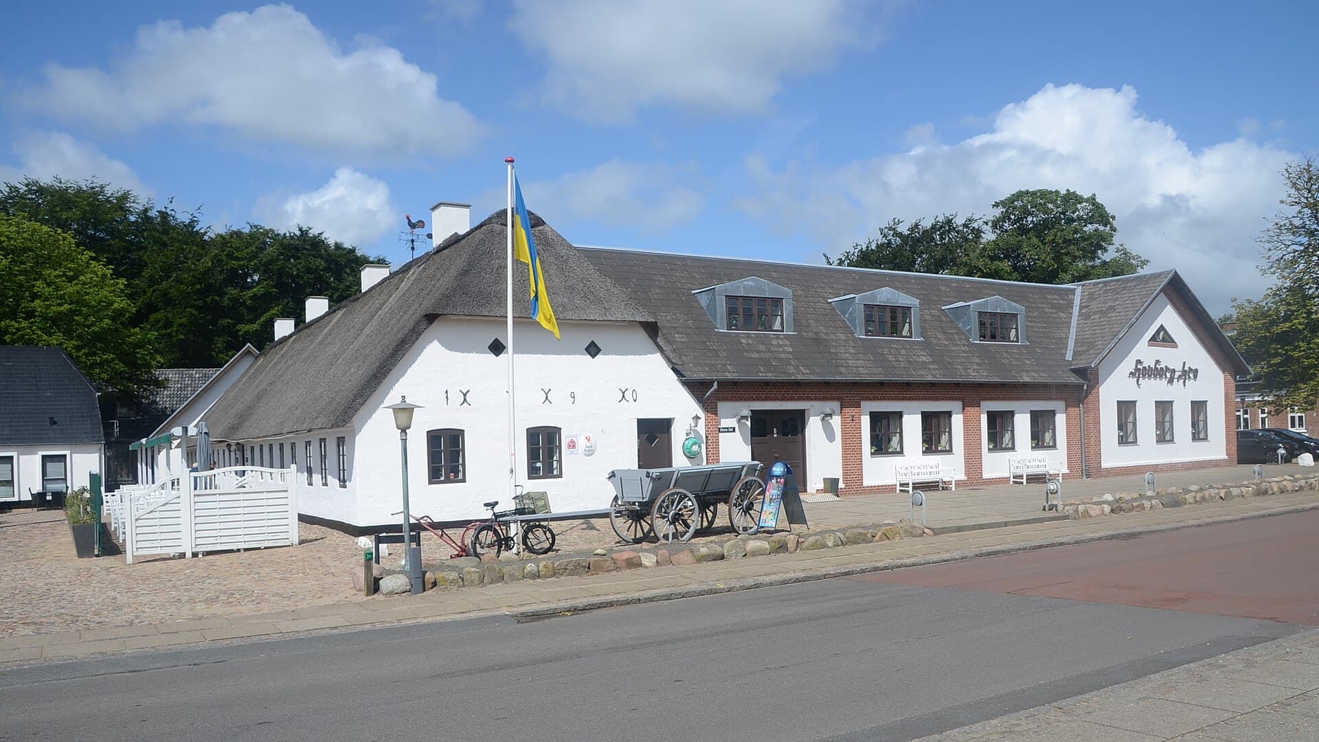 Hovborg Kro (via Wikimedia Commons, CC BY-SA 4.0)
