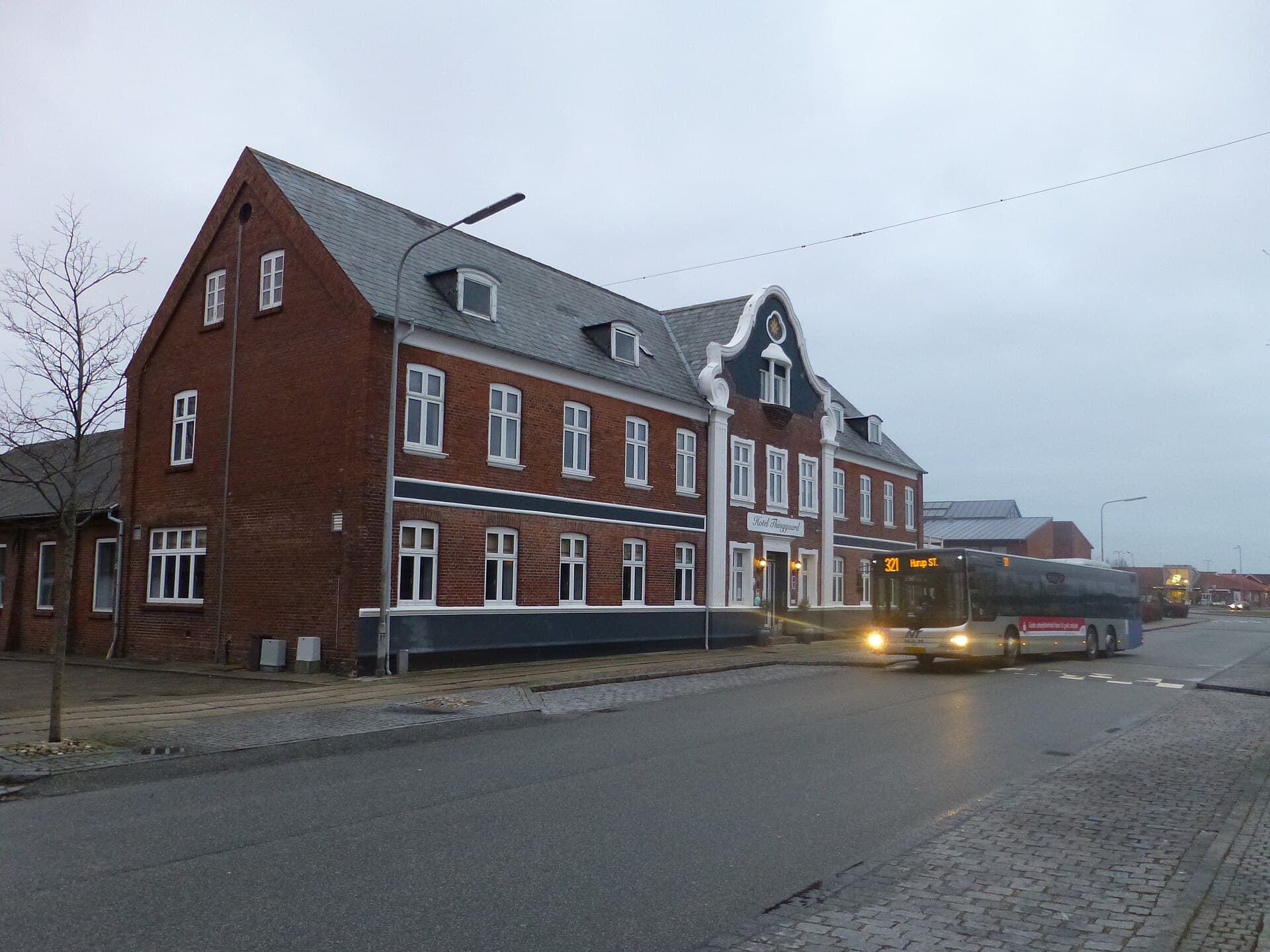 Hotel Thinggaard (via Wikimedia Commons, CC BY-SA 4.0)
