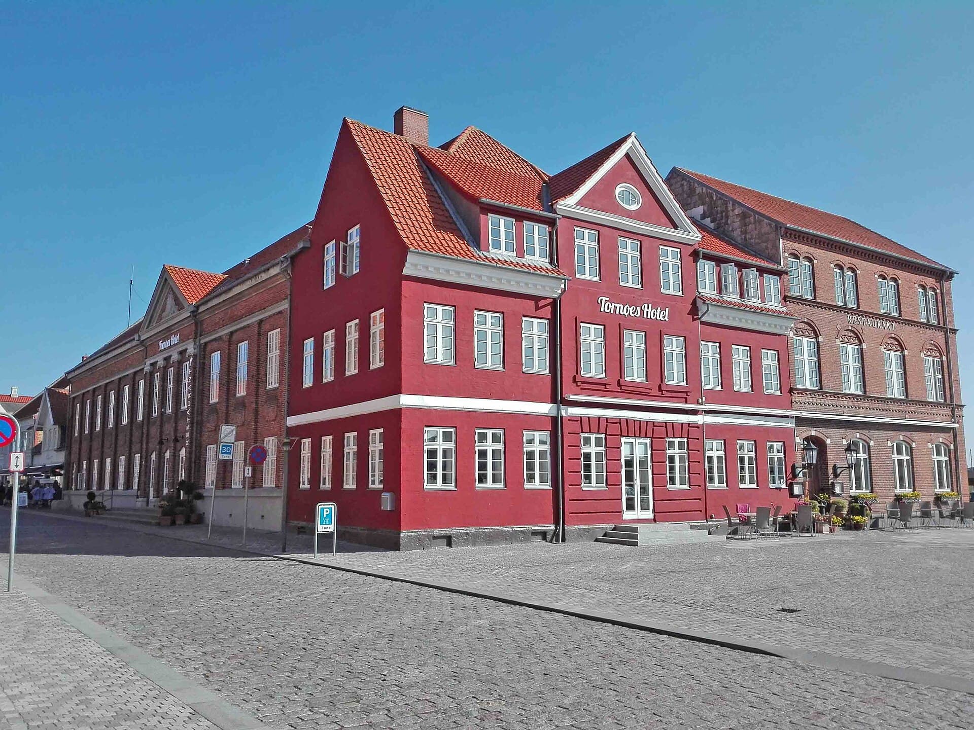 Tornøes Hotel (via Wikimedia Commons, CC BY-SA 4.0)