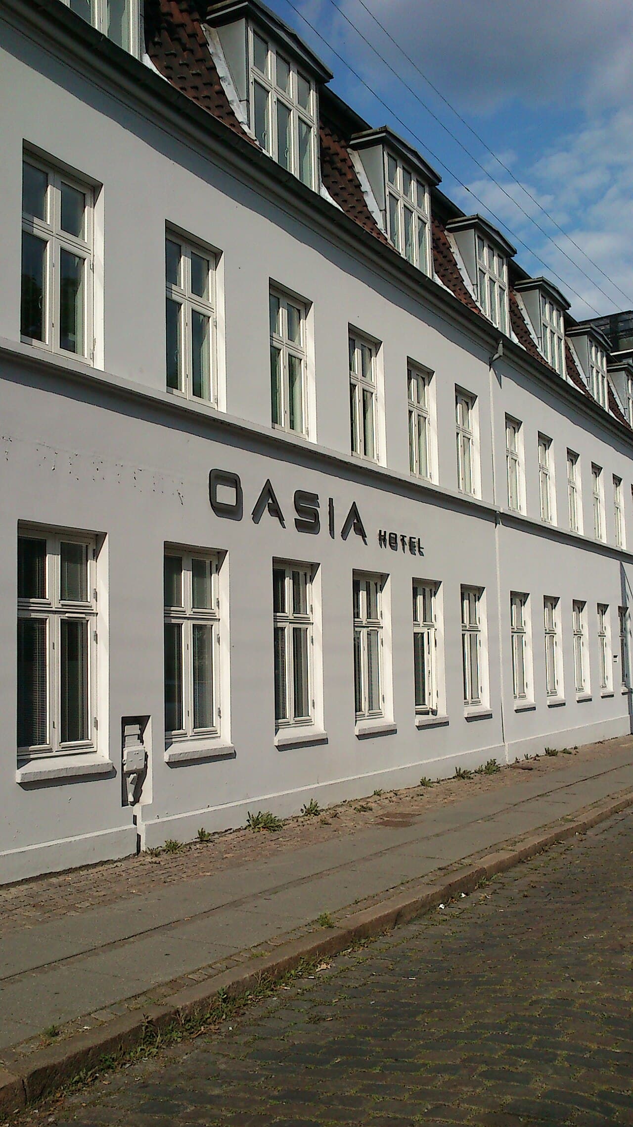 Hotel Oasia (via Wikimedia Commons, CC BY-SA 4.0)