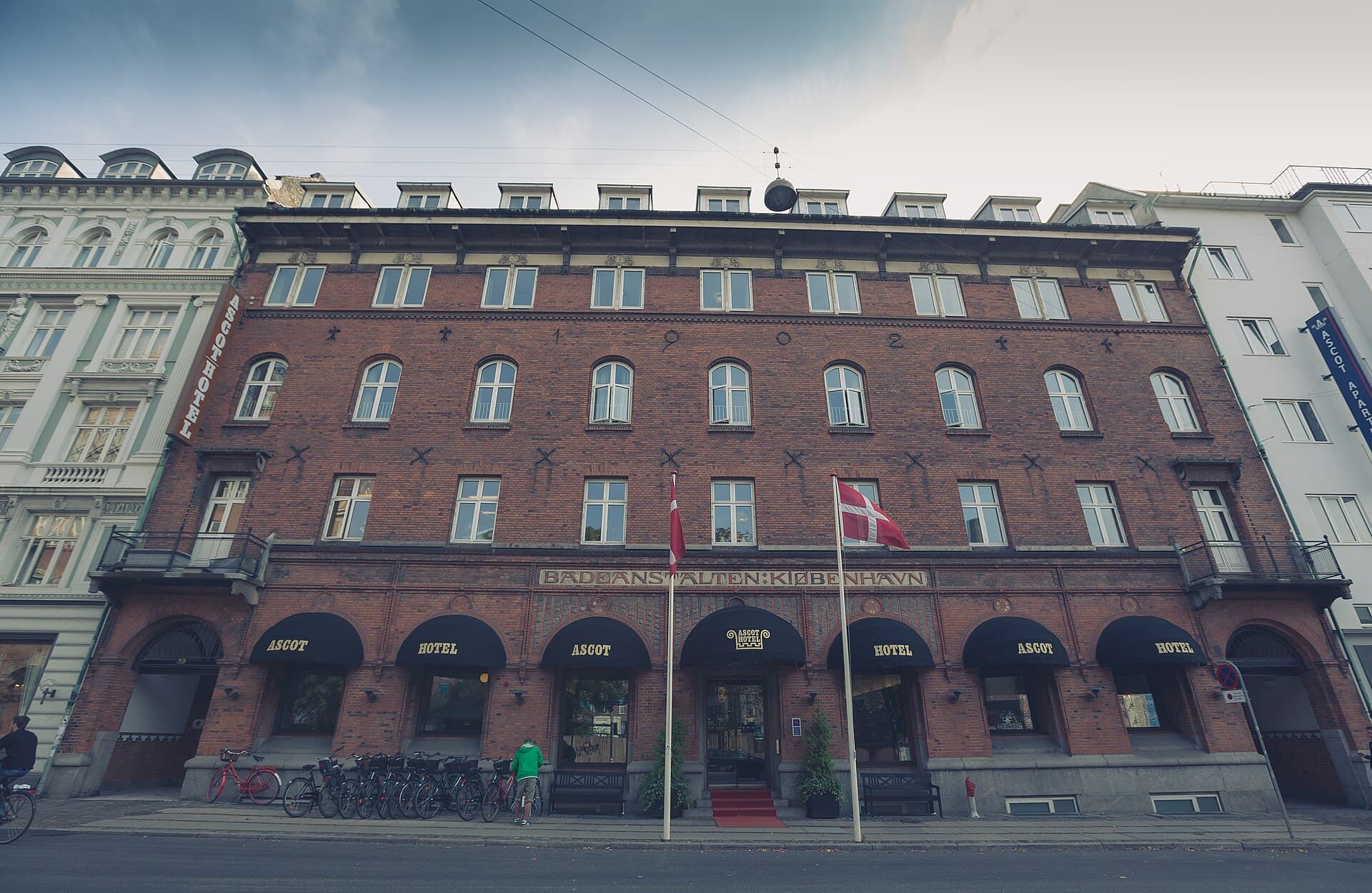 Ascot Hotel (via Wikimedia Commons, CC BY 2.0)