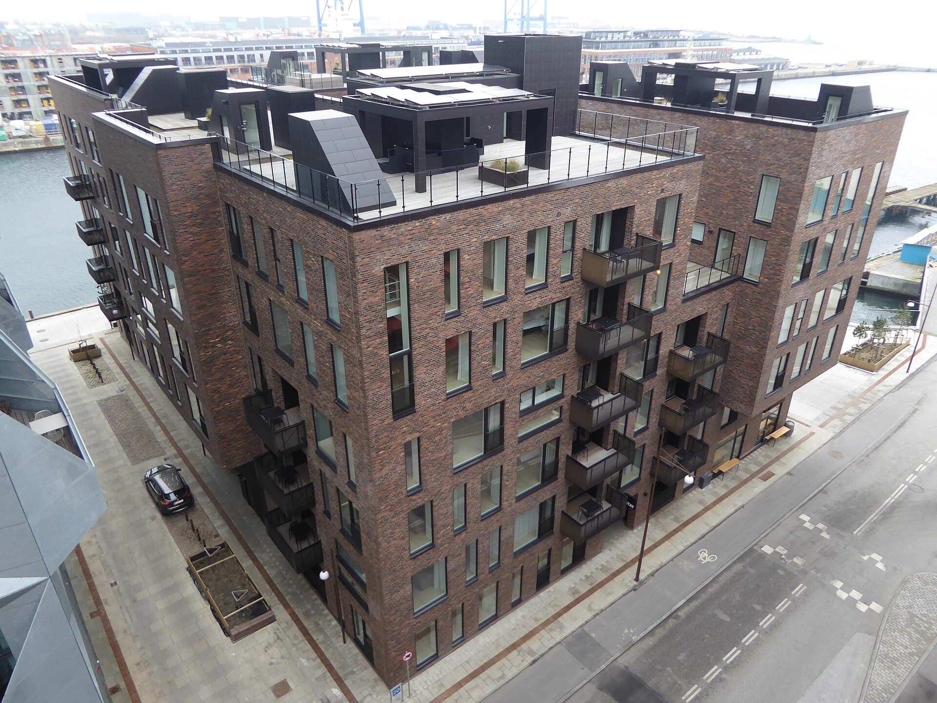 STAY Seaport (via Wikimedia Commons, CC BY-SA 4.0)