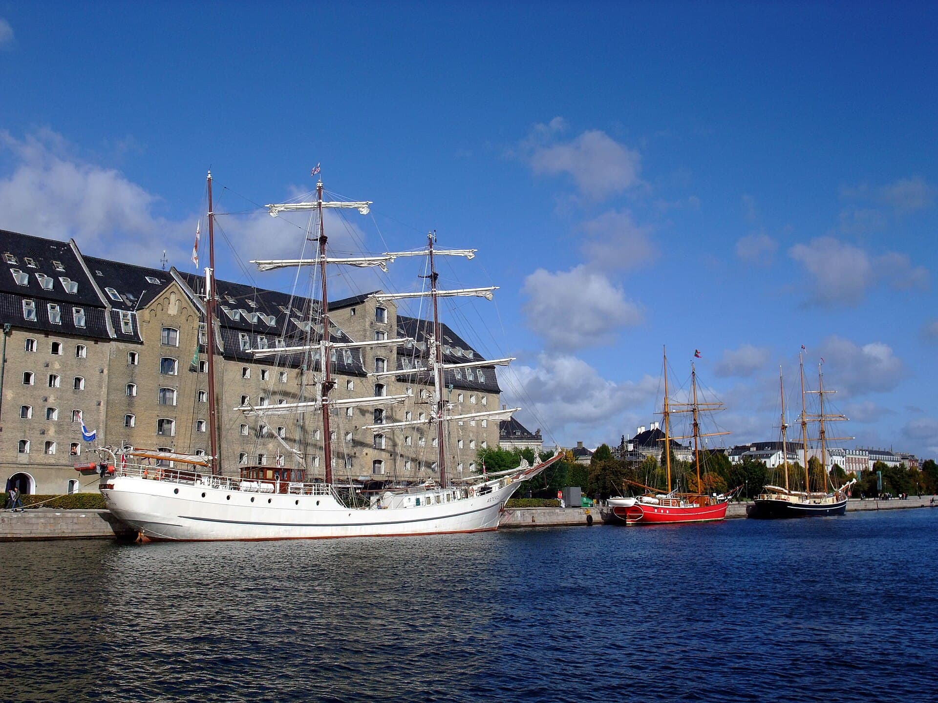 Admiral (via Wikimedia Commons, CC BY 2.0)