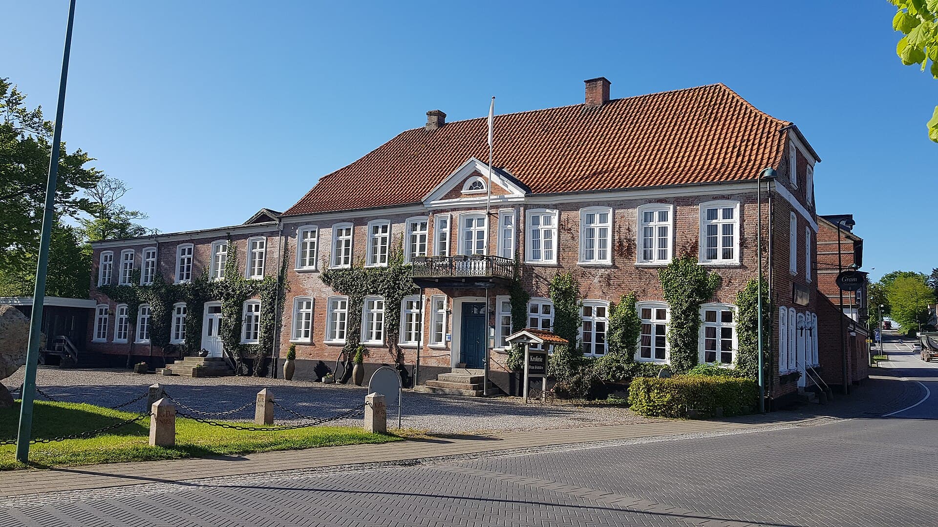Gram Slotskro (via Wikimedia Commons, CC BY-SA 4.0)