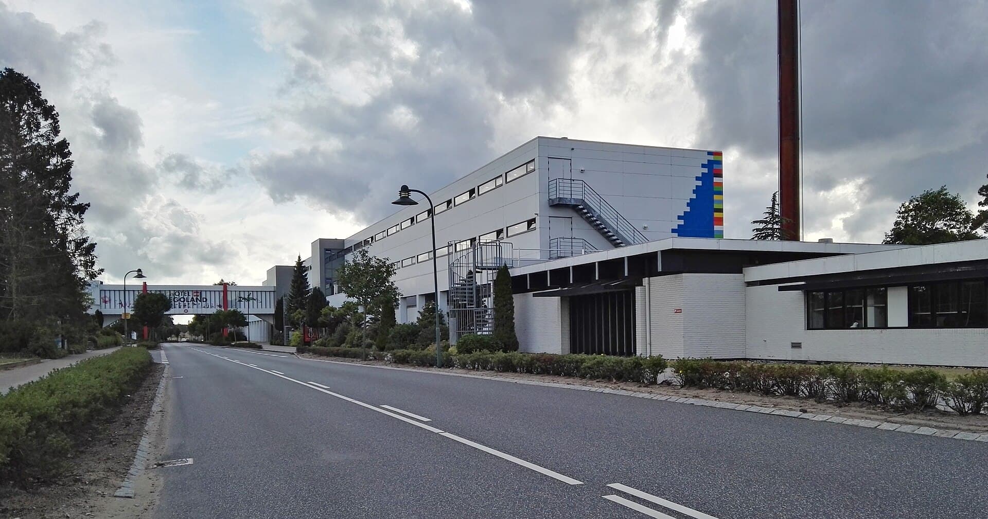 Hotel Legoland (via Wikimedia Commons, CC BY-SA 4.0)