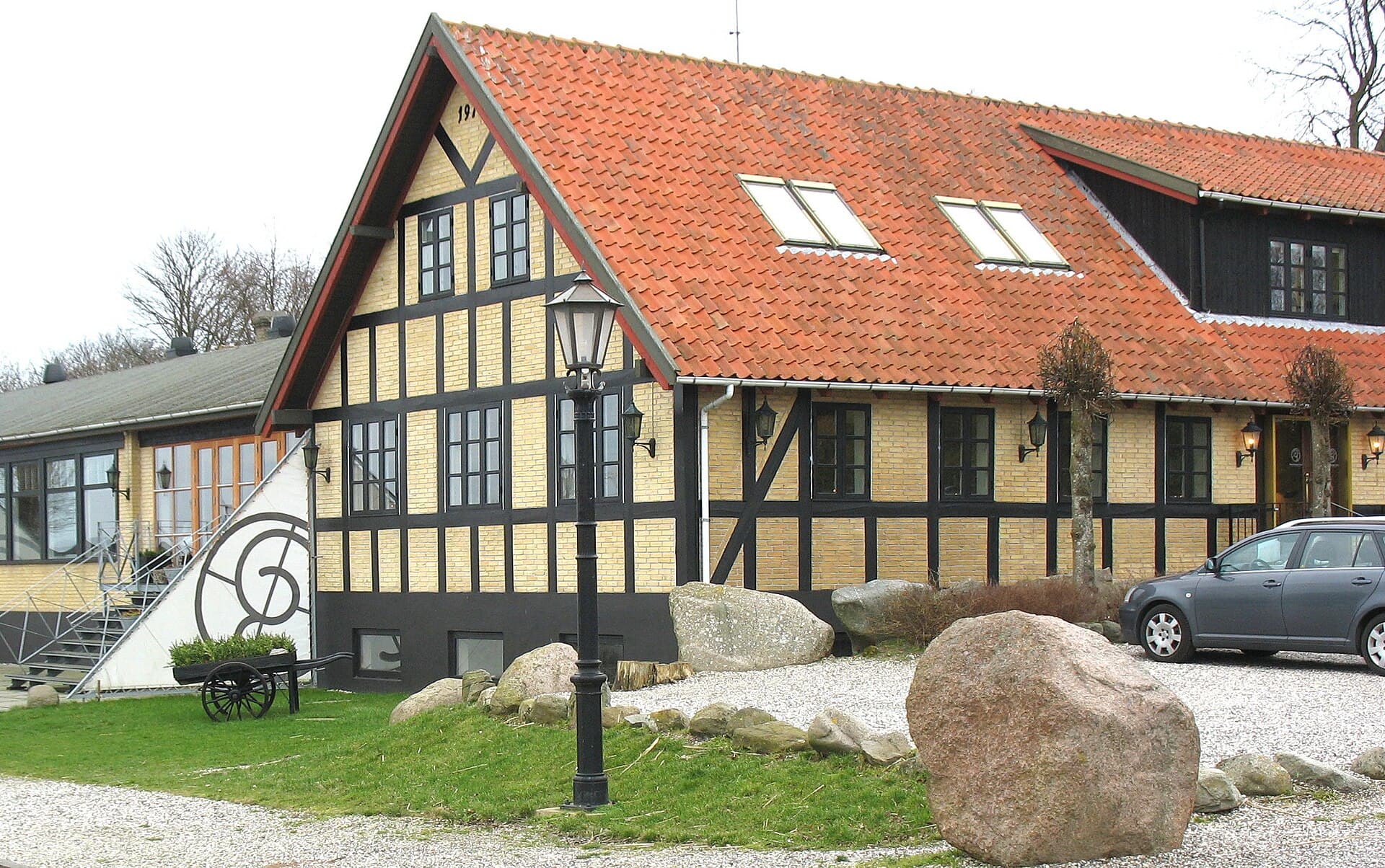 Norsminde Kro (via Wikimedia Commons, CC BY-SA 3.0)