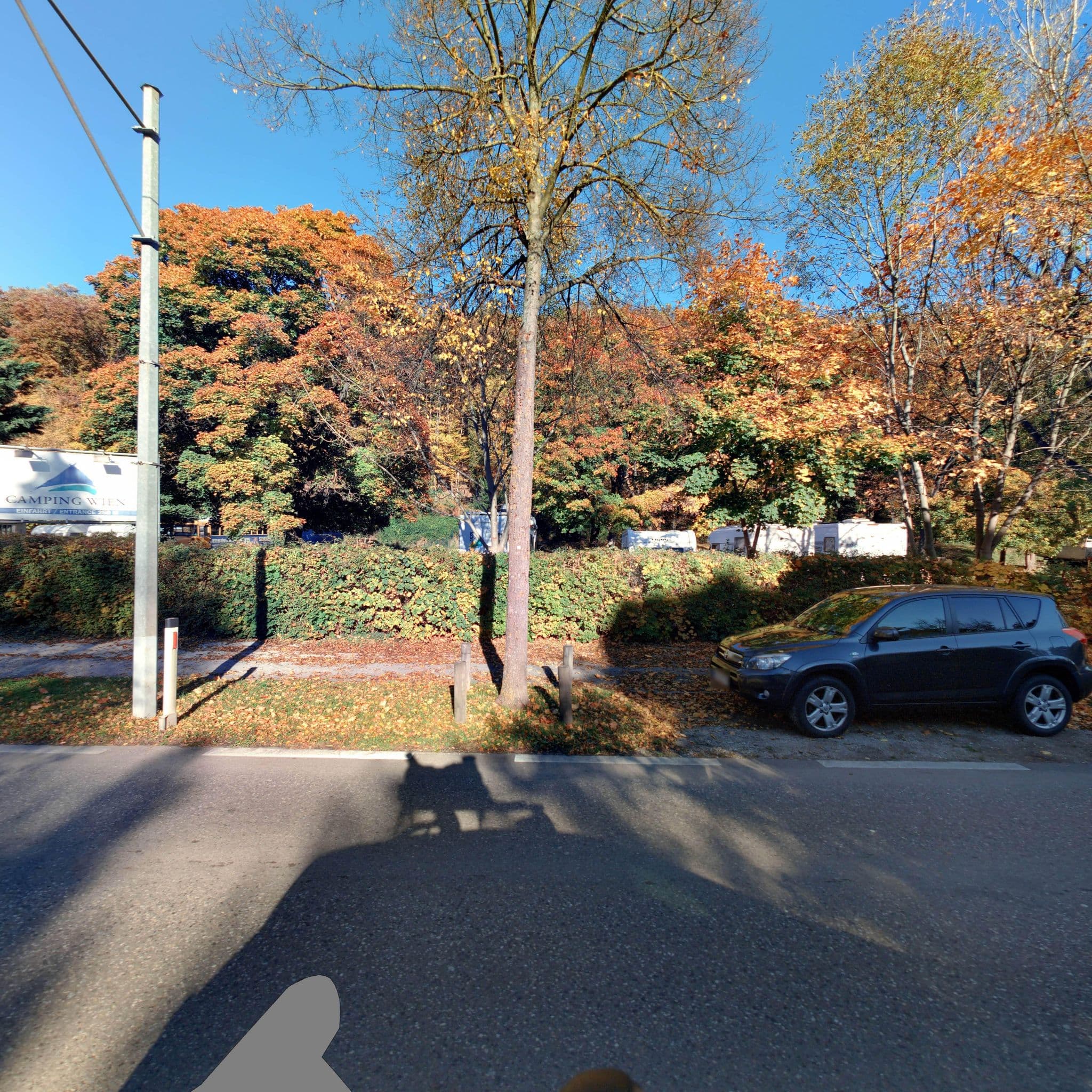 Street view near Wohnmobilabstellplatz MICAMPA Wienerwald, Penzing — © eliasgander (CC BY-SA · Mapillary)