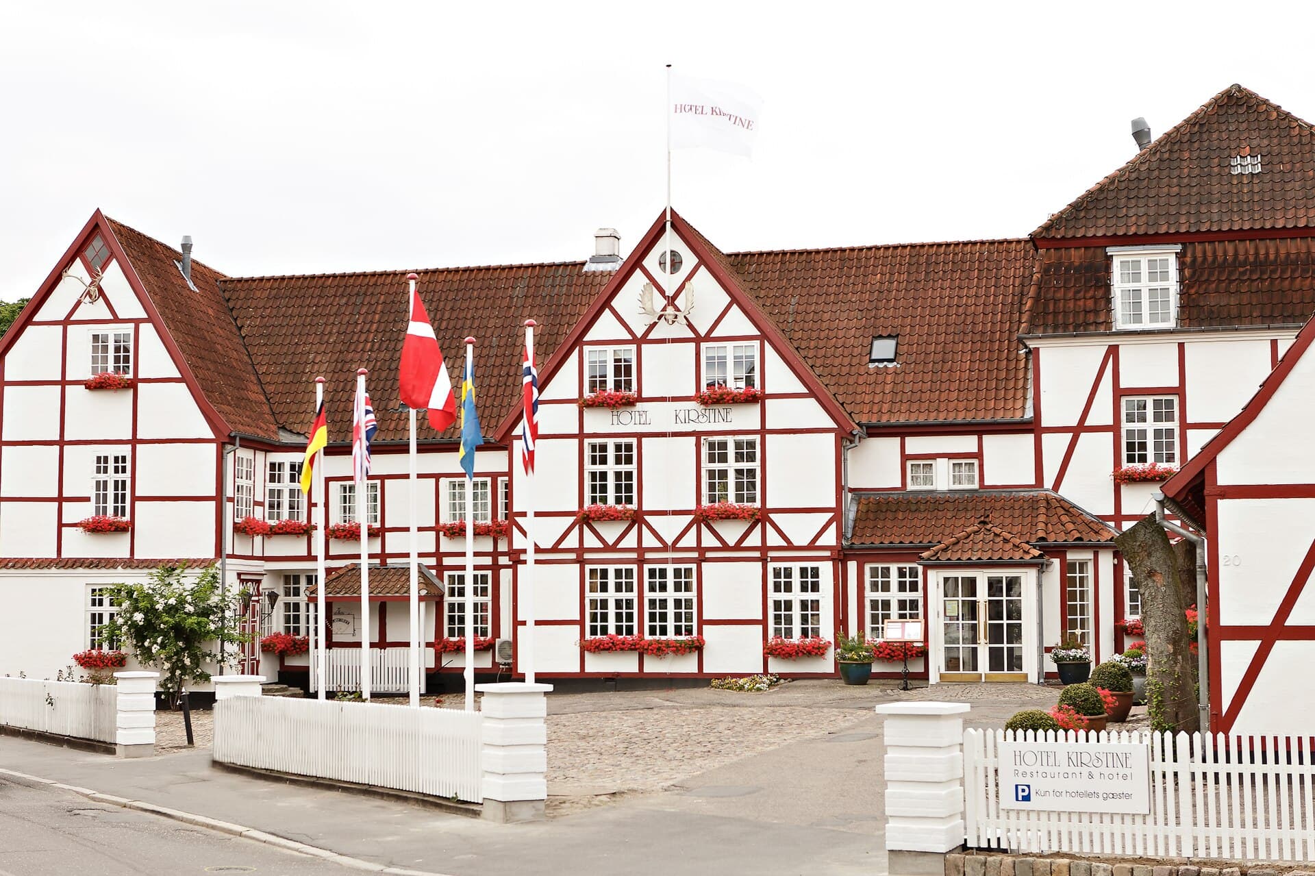 Hotel Kirstine (via Wikimedia Commons, CC BY-SA 2.0)