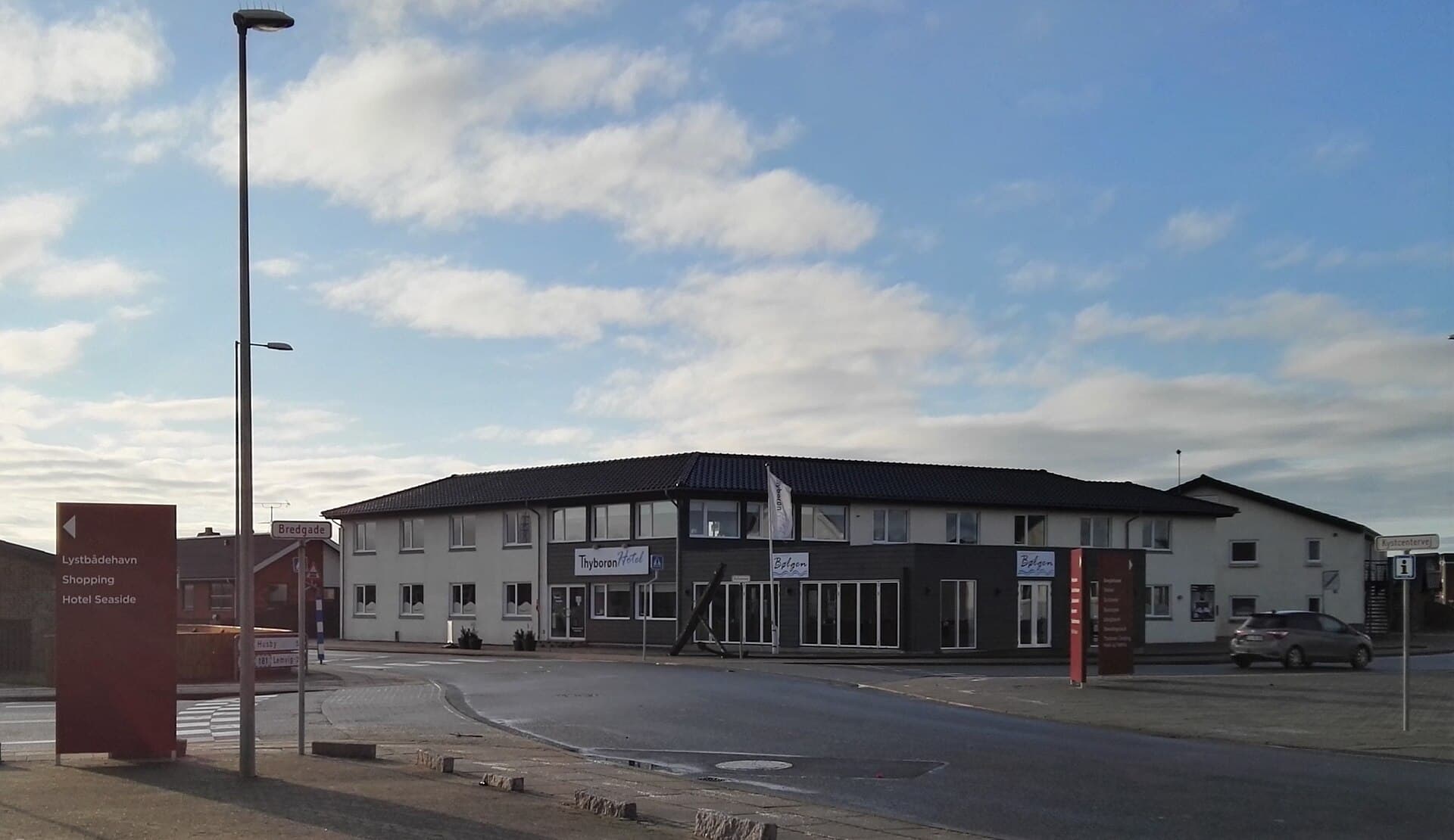 Thyborøn Hotel (via Wikimedia Commons, CC BY-SA 4.0)
