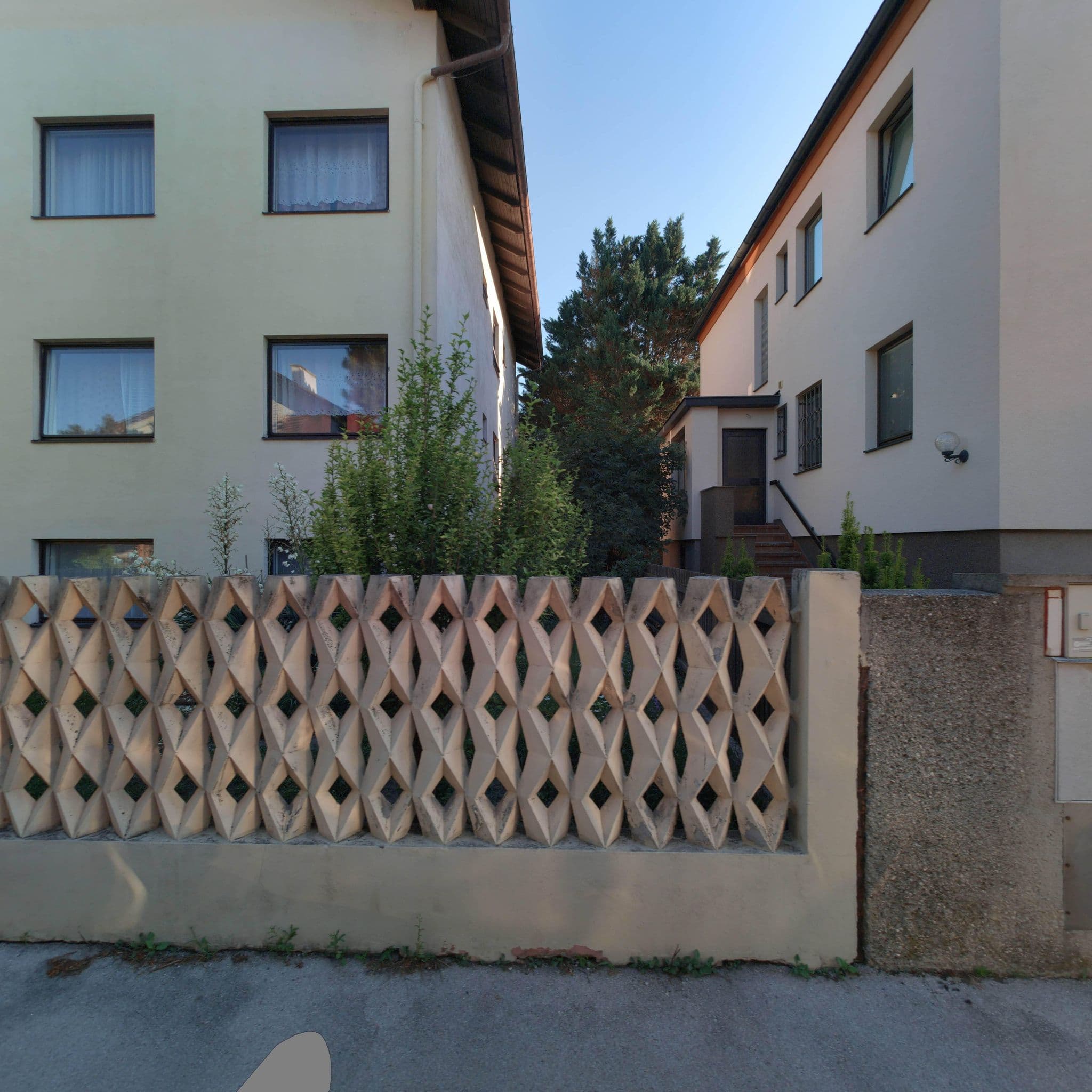 Street view near Hotel Hoffinger, Meidling — © eliasgander (CC BY-SA · Mapillary)