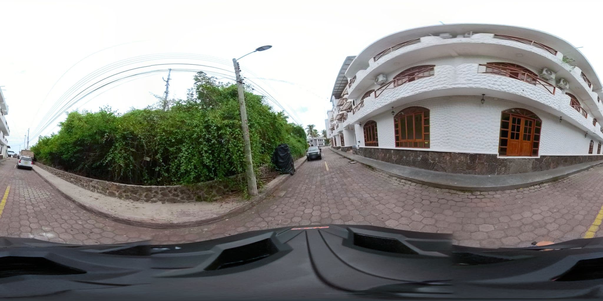 Street view near Lobo de Mar, Puerto Ayora — © sdanielzer (CC BY-SA · Mapillary)