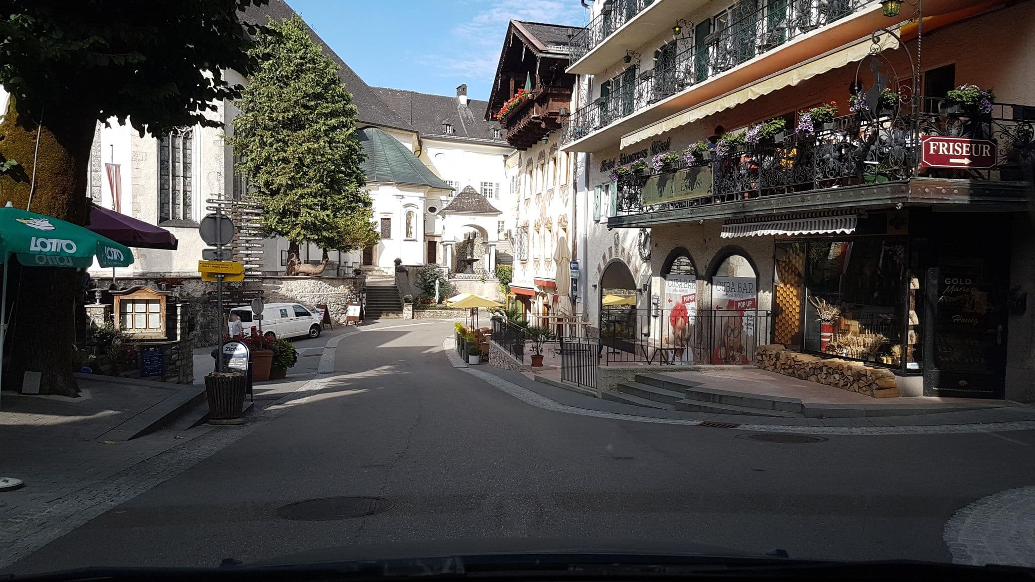 Street view near Im Weissen Rössl, Sankt Wolfgang im Salzkammergut — © Langfahrer (CC BY-SA · Mapillary)