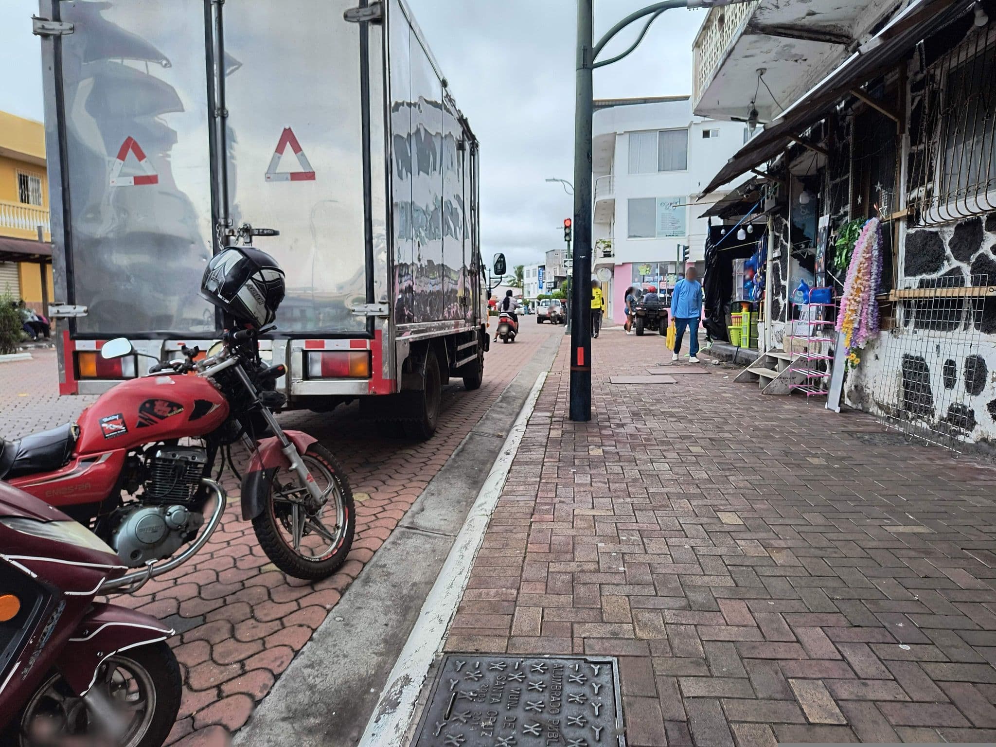 Street view near Coloma, Puerto Ayora — © mapeadora (CC BY-SA · Mapillary)