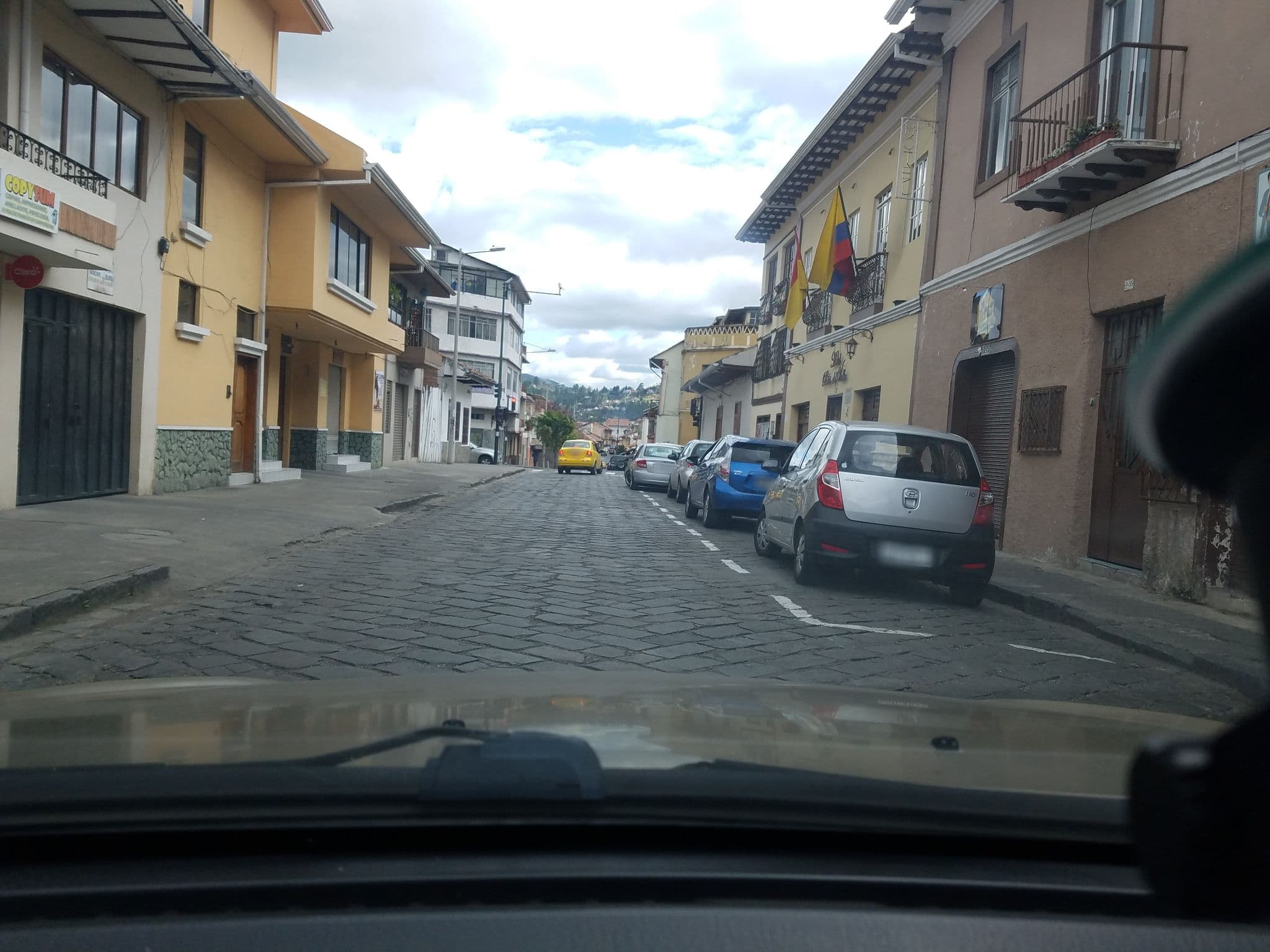 Street view near Hotel Ríos del Valle, Cuenca