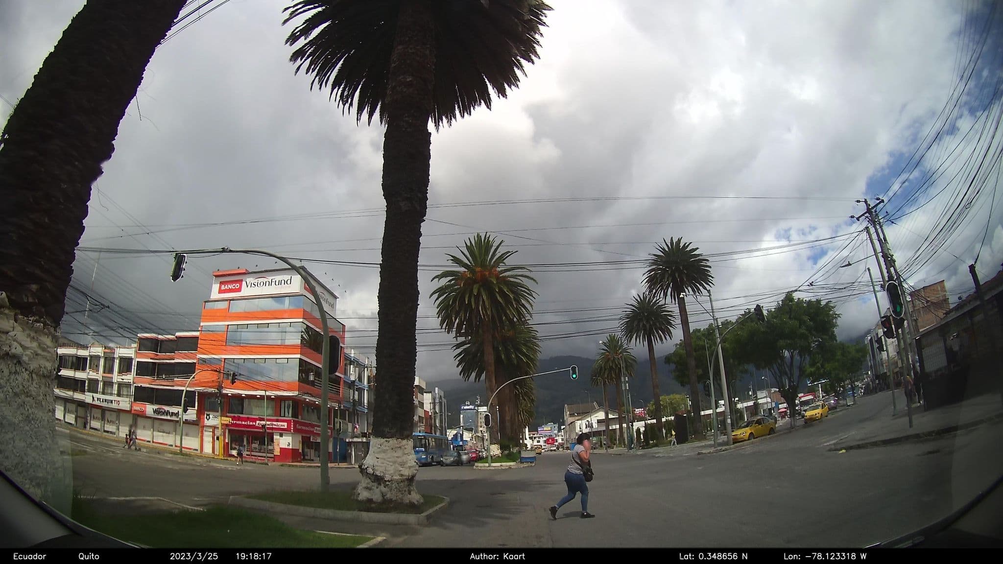 Street view near Hostal laguna, Ibarra — © kaart_2 (CC BY-SA · Mapillary)