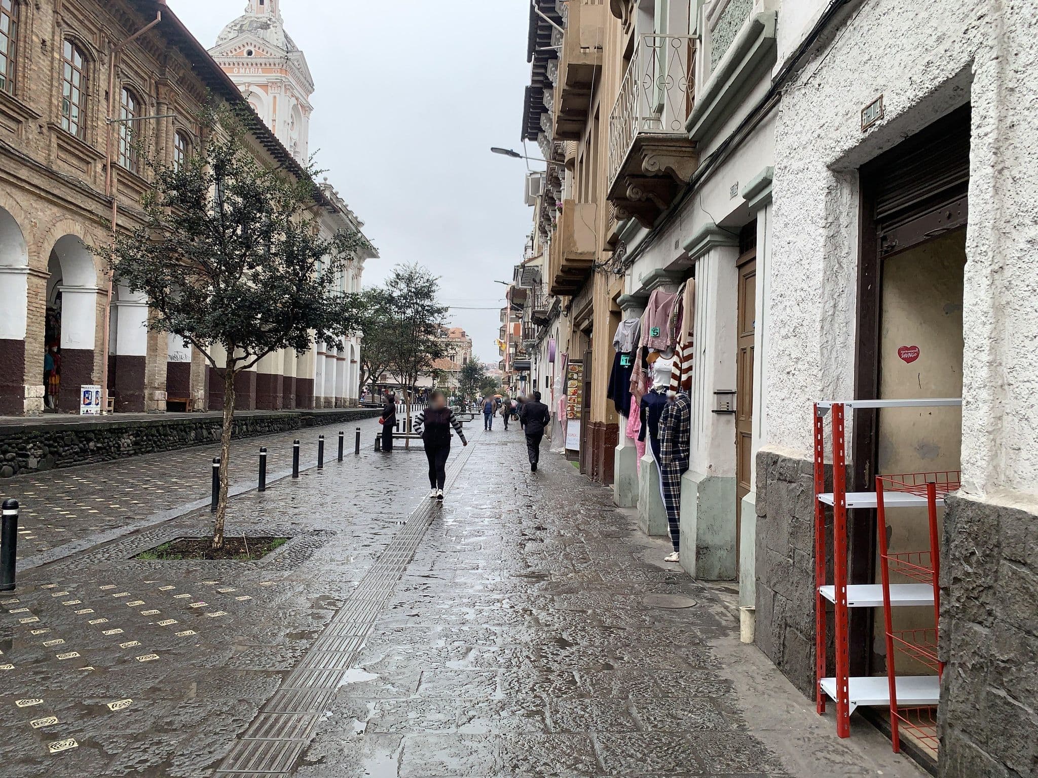 Street view near Casa de huérfanos Antonio José Valdivieso, Cuenca